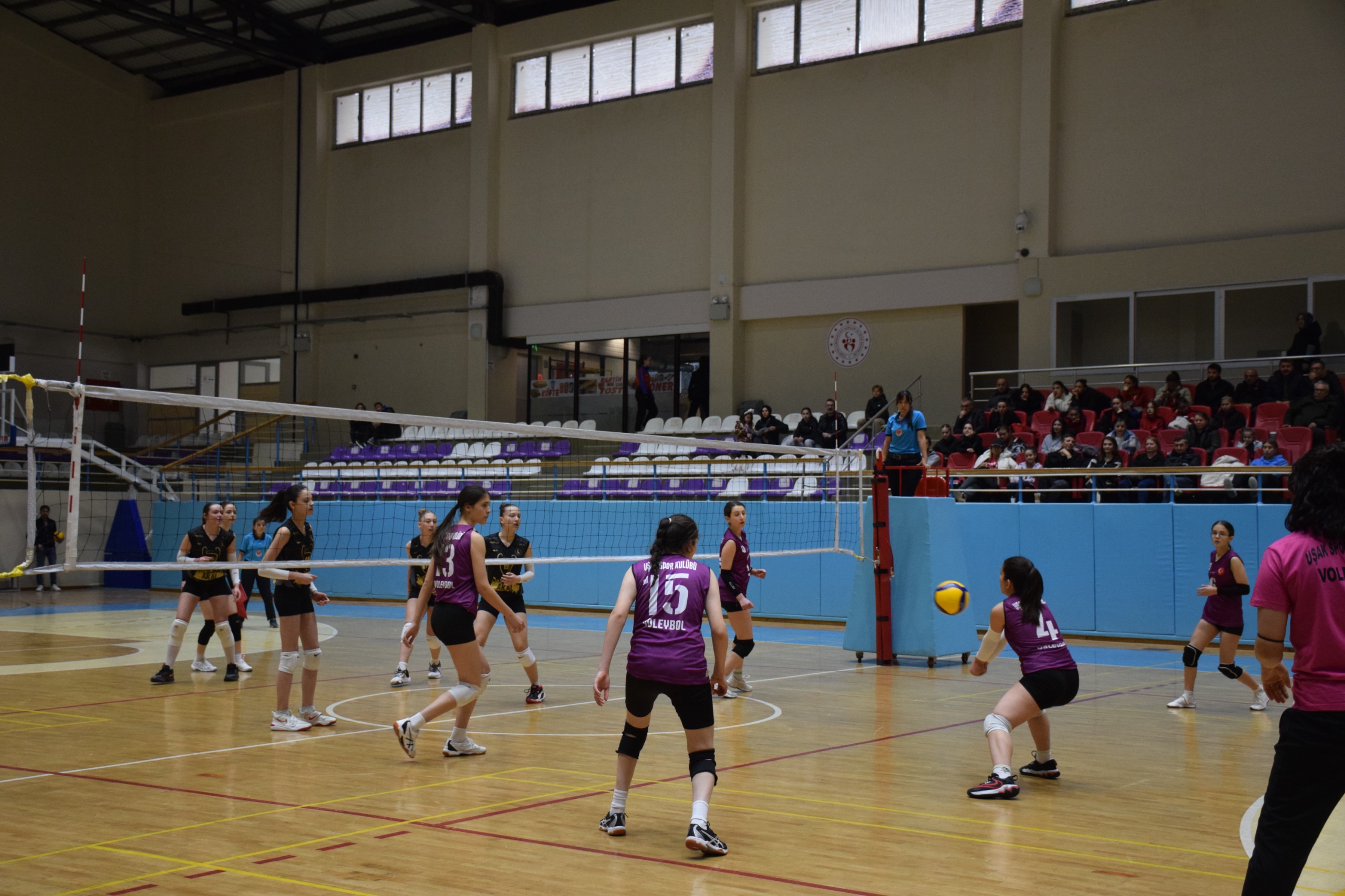 Afyon’da Küçük Kızlar Voleybol Grup Müsabakaları Tamamlandı: Genç Sporcuların Mücadelesi Nefes Kesti