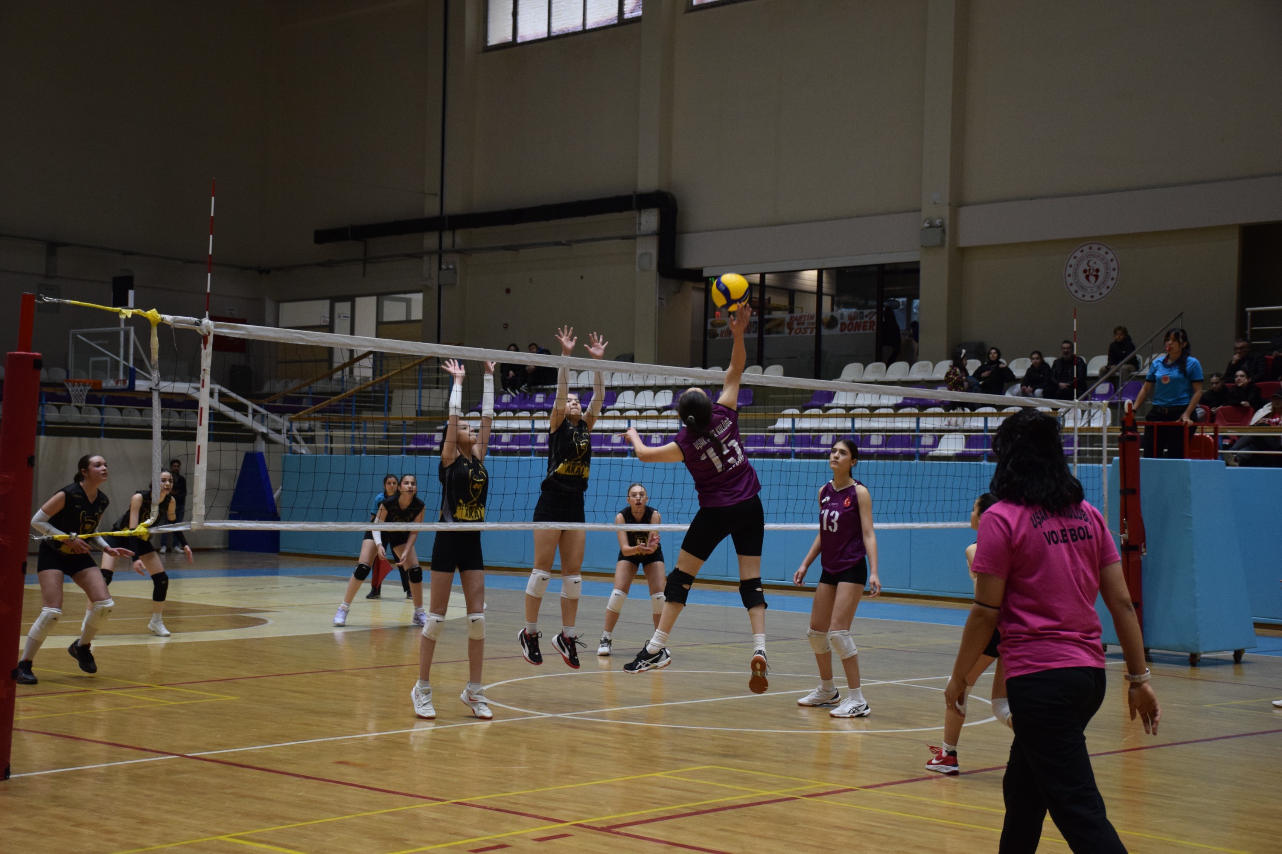 Afyon’da Küçük Kızlar Voleybol Grup Müsabakaları Tamamlandı: Genç Sporcuların Mücadelesi Nefes Kesti