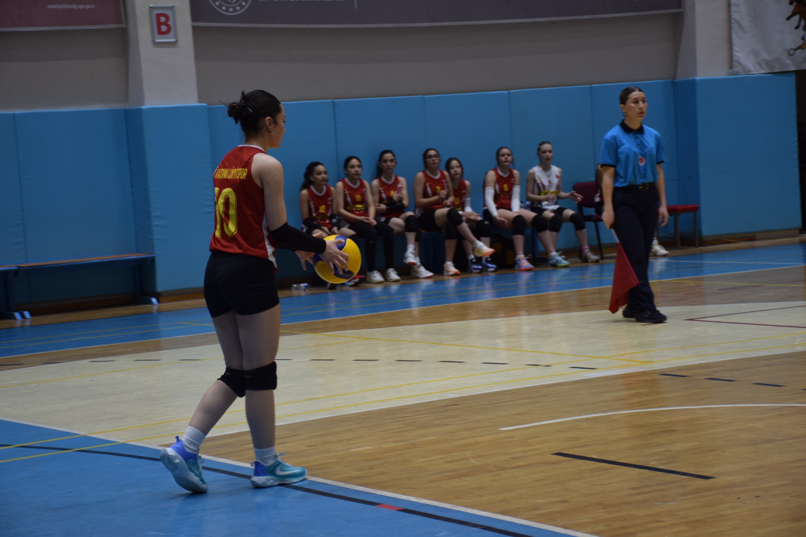 Afyon’da Küçük Kızlar Voleybol Grup Müsabakaları Tamamlandı: Genç Sporcuların Mücadelesi Nefes Kesti