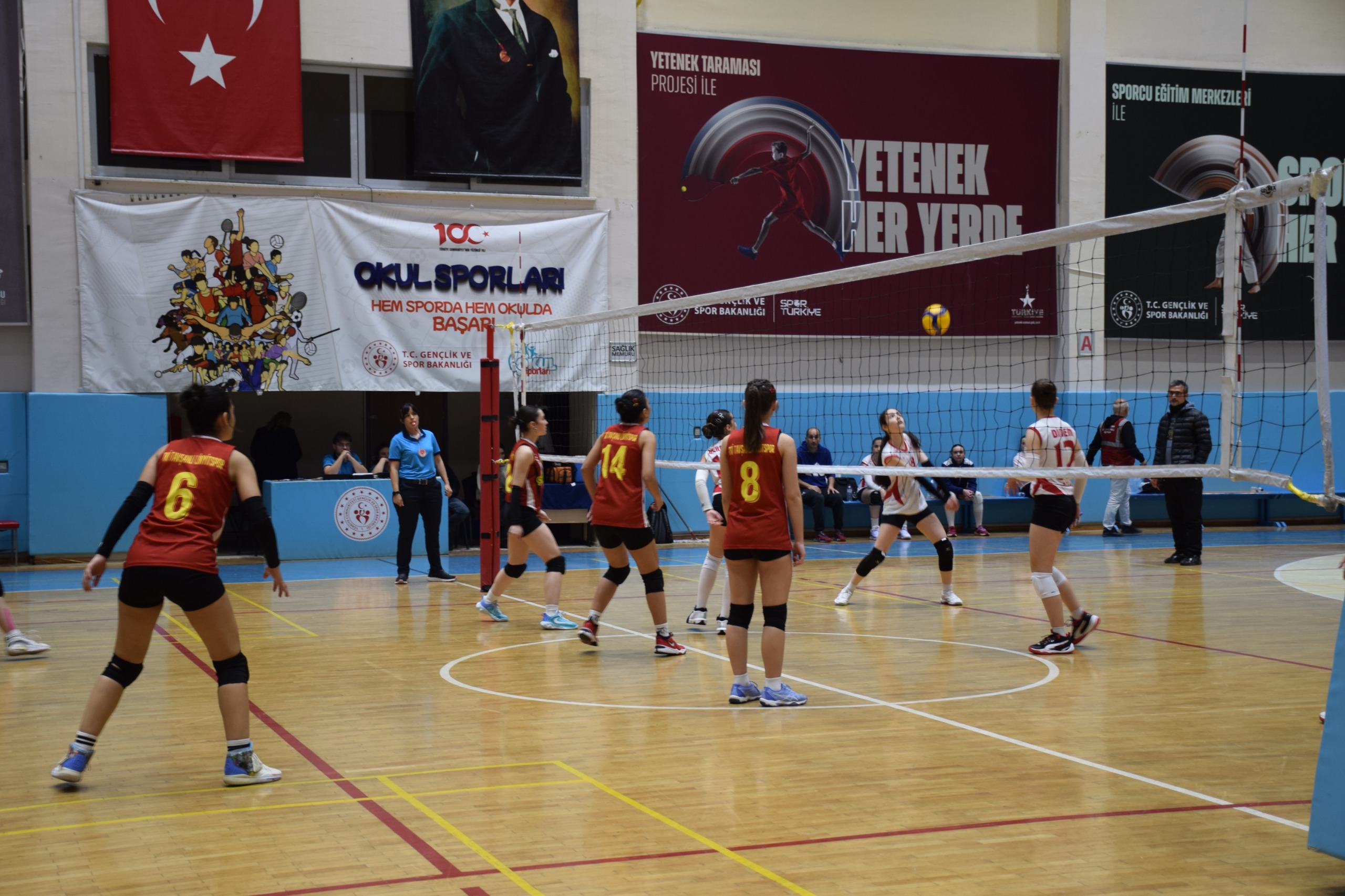 Afyon’da Küçük Kızlar Voleybol Grup Müsabakaları Tamamlandı: Genç Sporcuların Mücadelesi Nefes Kesti