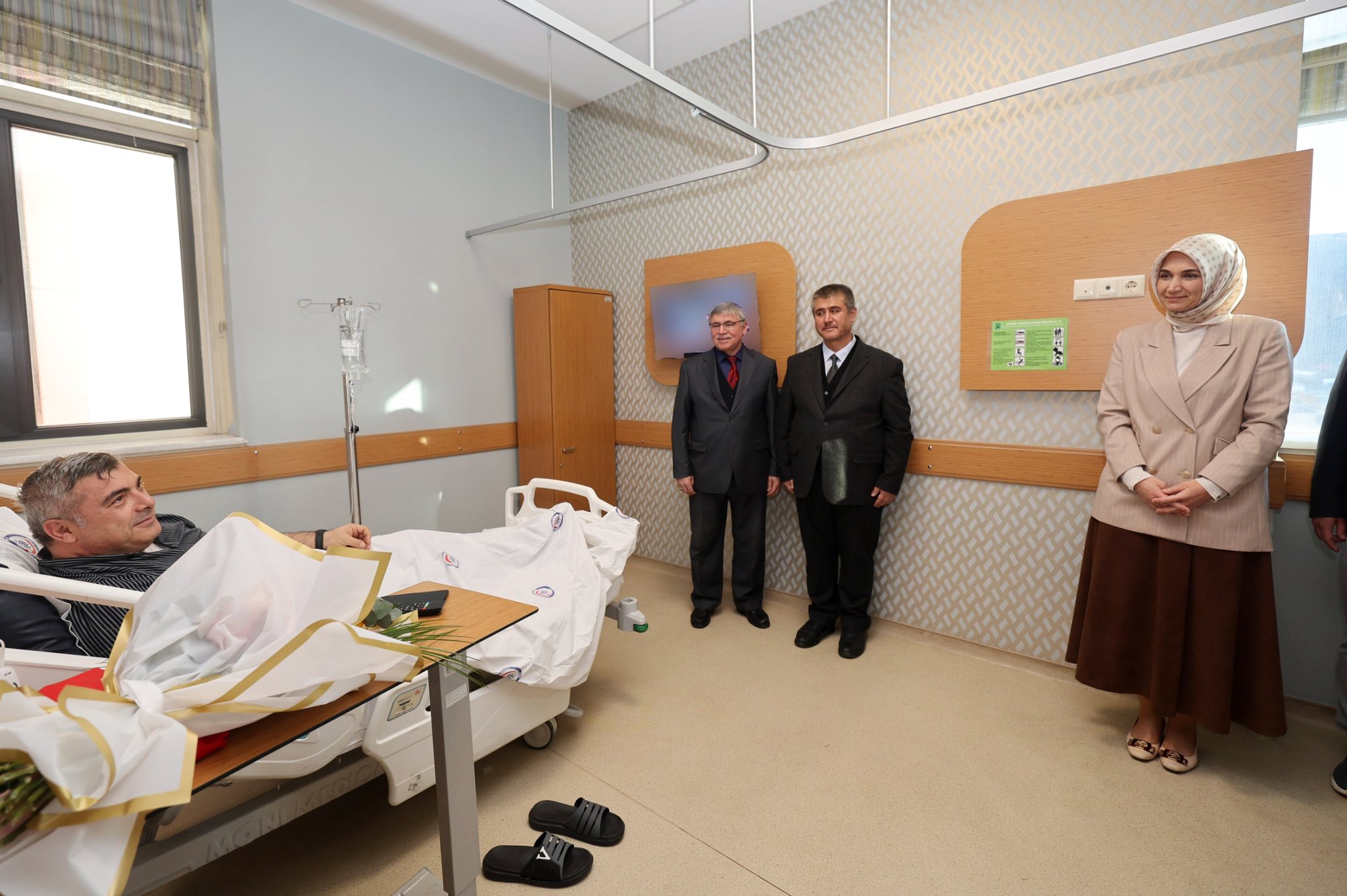 VALİ YİĞİTBAŞI’NDAN MÜDÜR SÜNNETCİ’YE GEÇMİŞ OLSUN ZİYARETİ