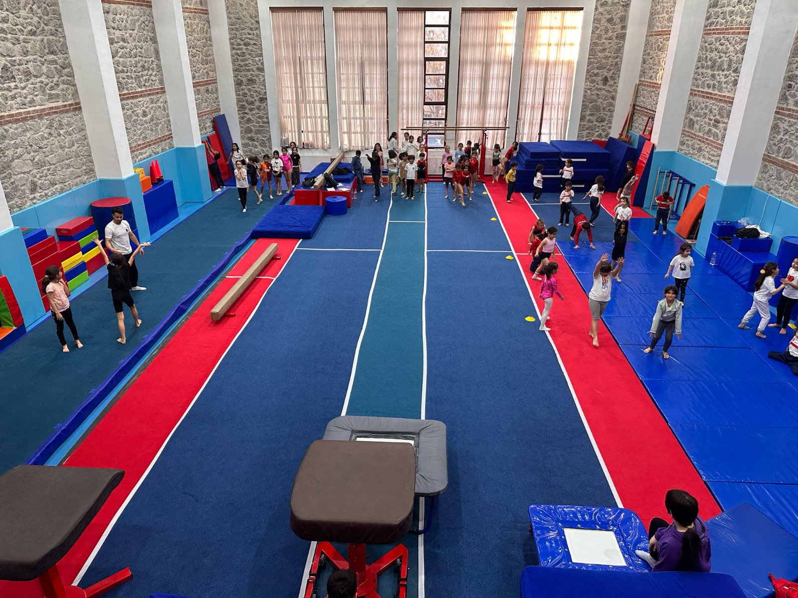 Afyonkarahisar’da GSB Spor Okulları cimnastik antrenmanları sürüyor: Genç sporcular disiplinli eğitimle geleceğe hazırlanıyor