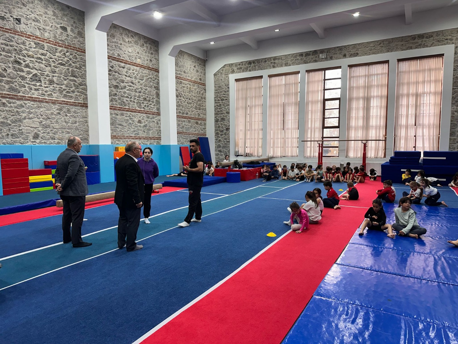 Afyonkarahisar’da GSB Spor Okulları cimnastik antrenmanları sürüyor: Genç sporcular disiplinli eğitimle geleceğe hazırlanıyor