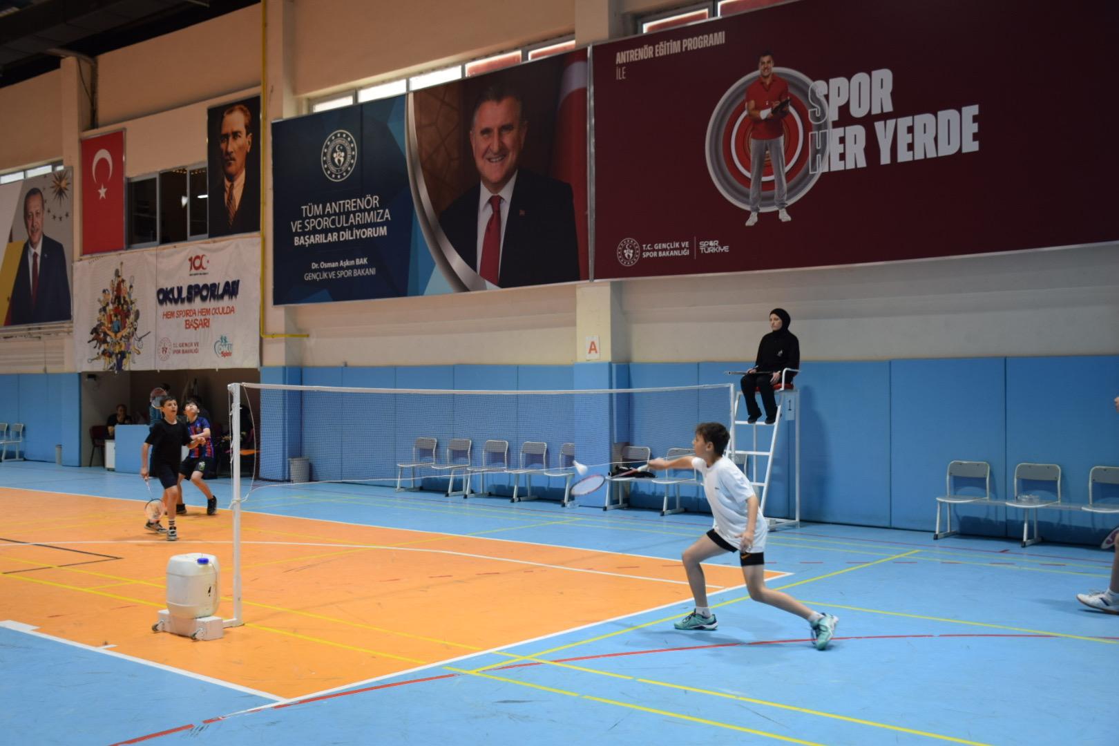 23 Nisan Badminton Turnuvası Kıran Kırana Geçti! Madalyalar sahiplerini buldu