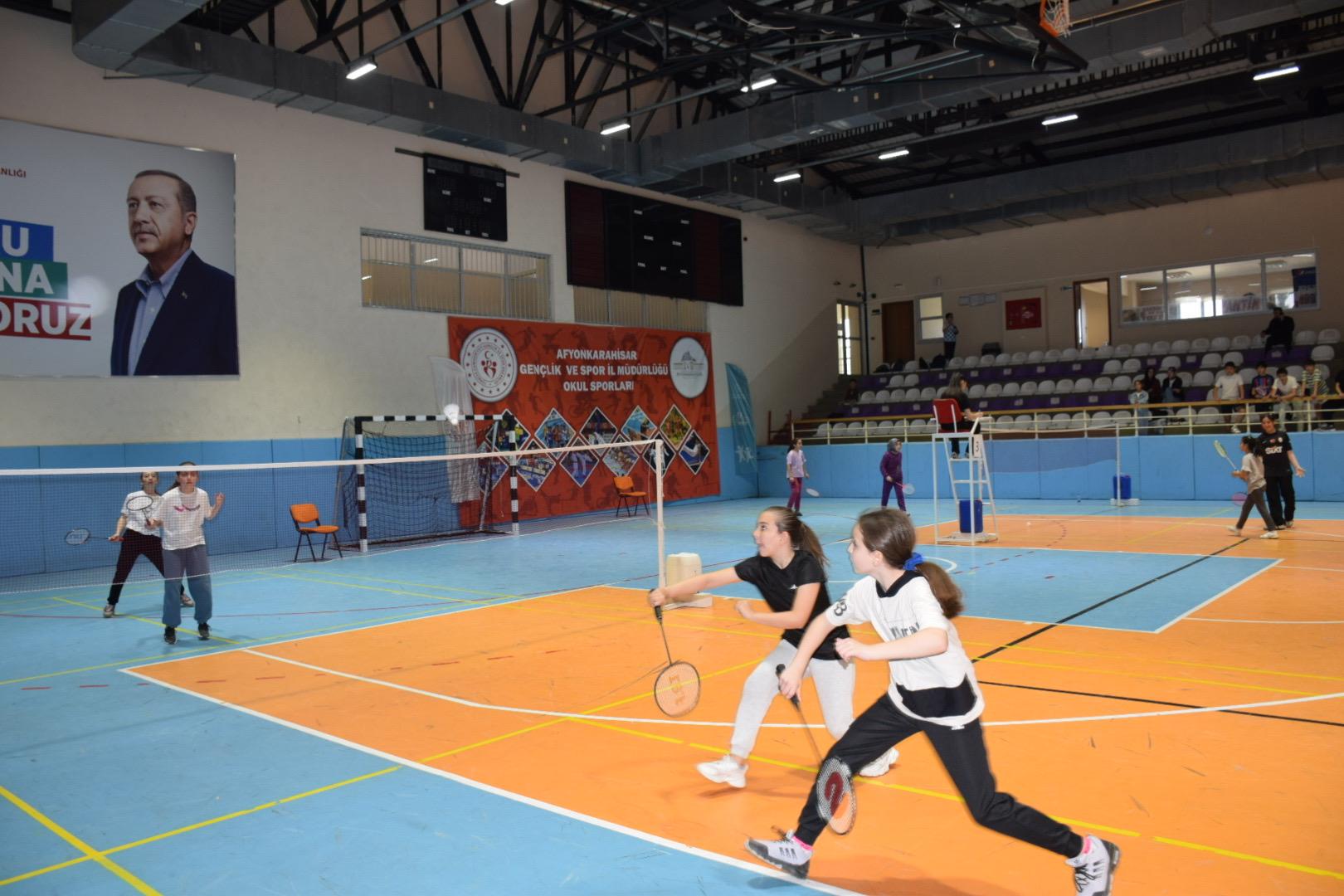 23 Nisan Badminton Turnuvası Kıran Kırana Geçti! Madalyalar sahiplerini buldu