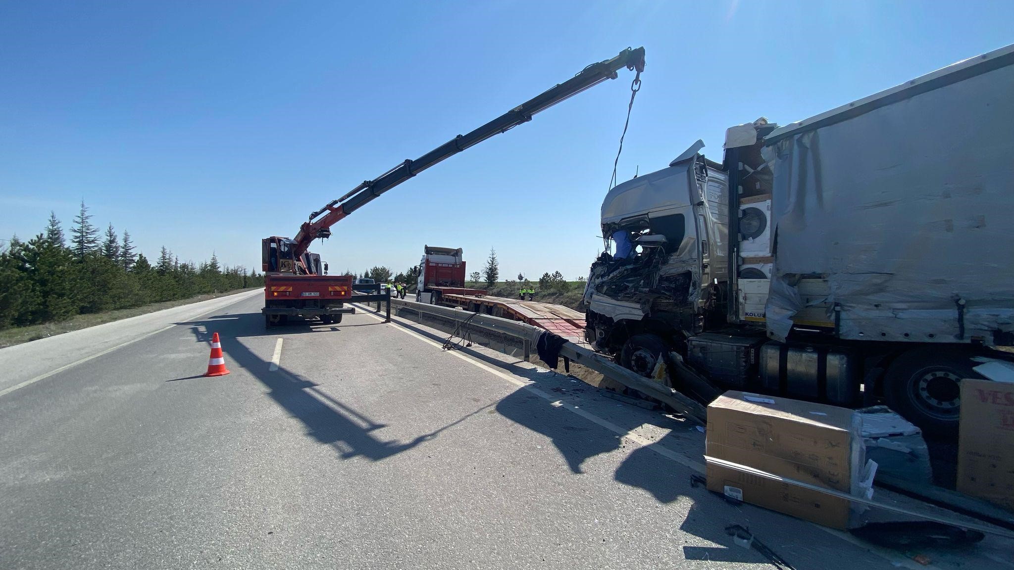 Vestel'in beyaz eşya yüklü tırı devrildi: 2 yaralı