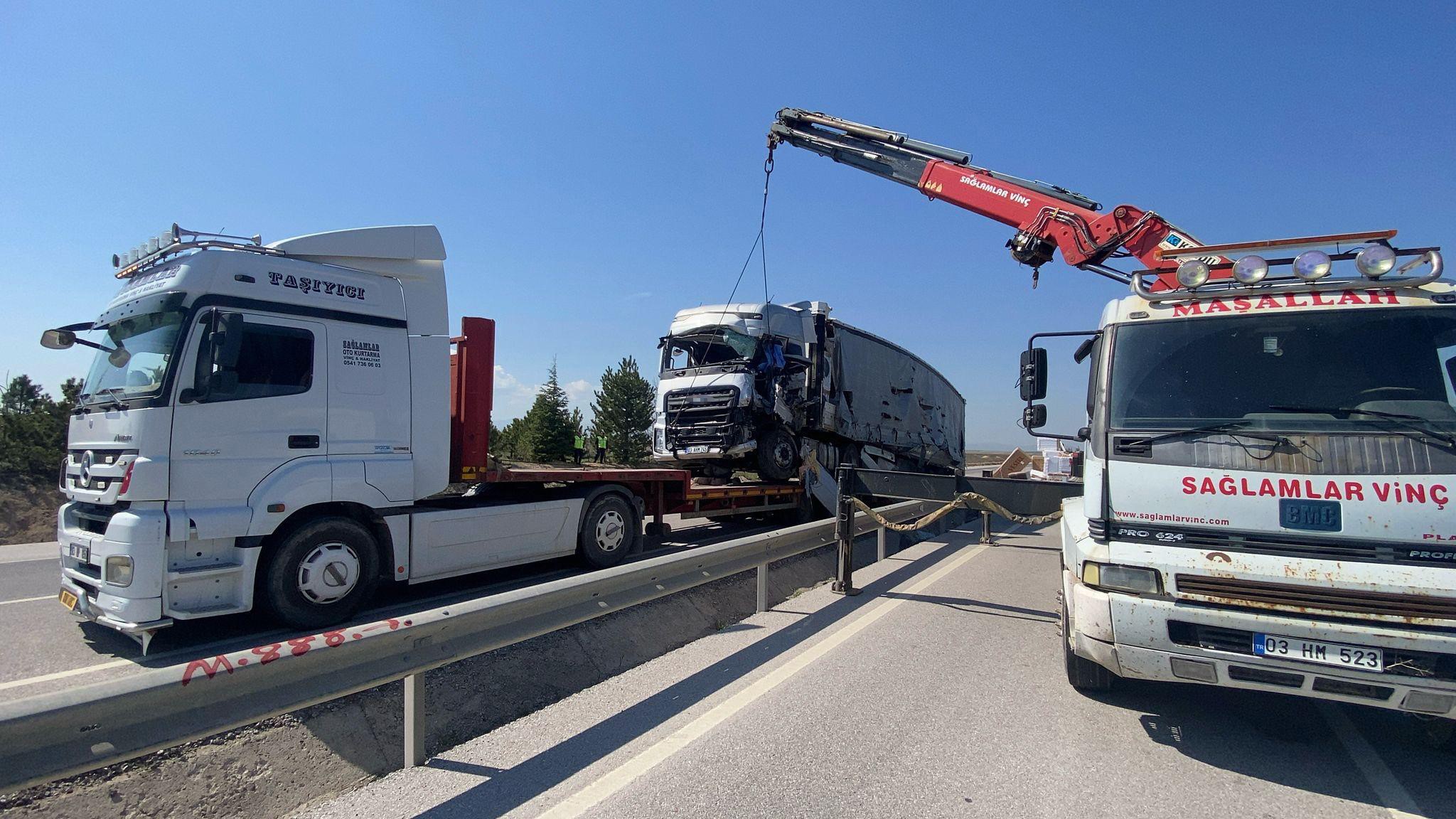 Vestel'in beyaz eşya yüklü tırı devrildi: 2 yaralı