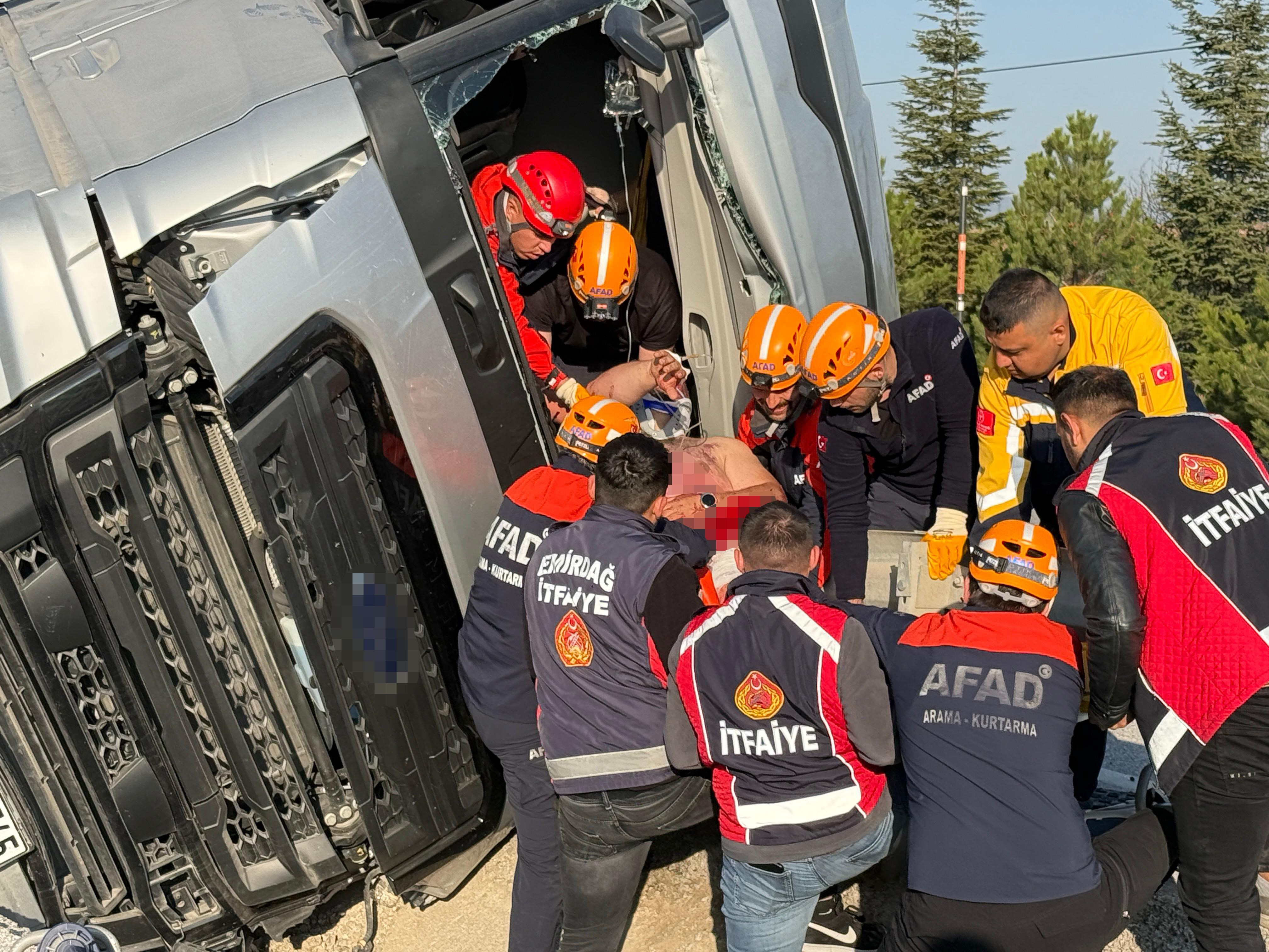 Vestel'in beyaz eşya yüklü tırı devrildi: 2 yaralı