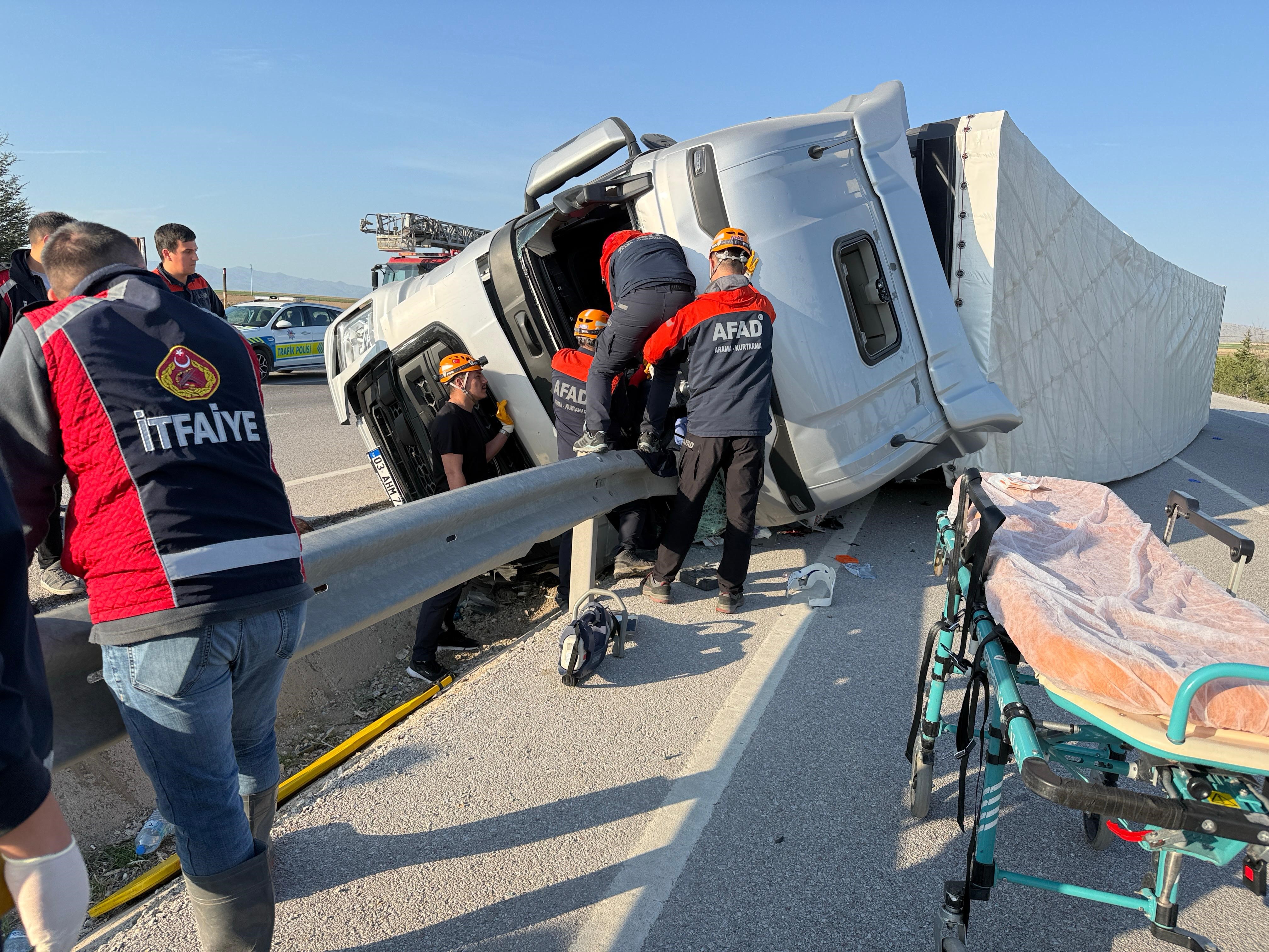 Vestel'in beyaz eşya yüklü tırı devrildi: 2 yaralı