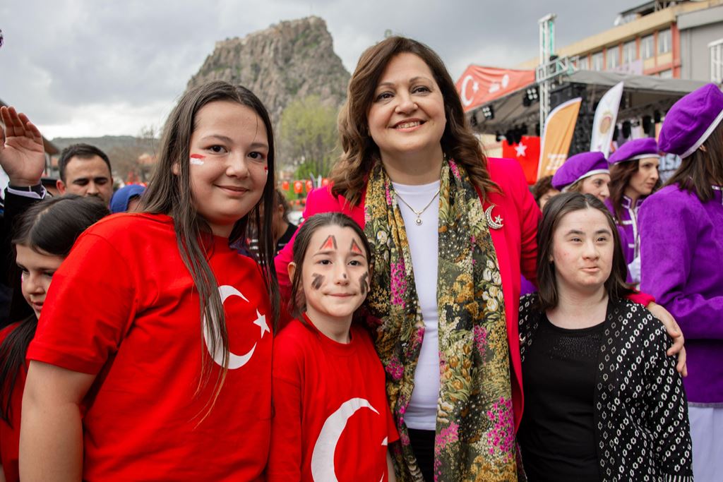 ZAFER MEYDANI ÇOCUK SESLERİYLE ŞENLENDİ