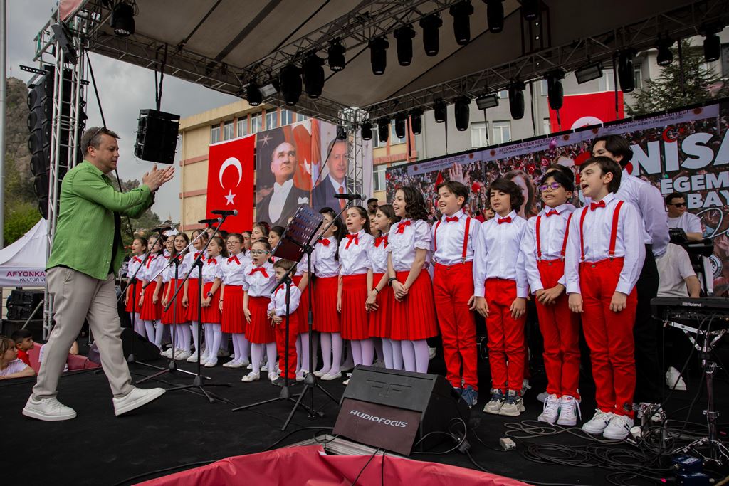 ZAFER MEYDANI ÇOCUK SESLERİYLE ŞENLENDİ