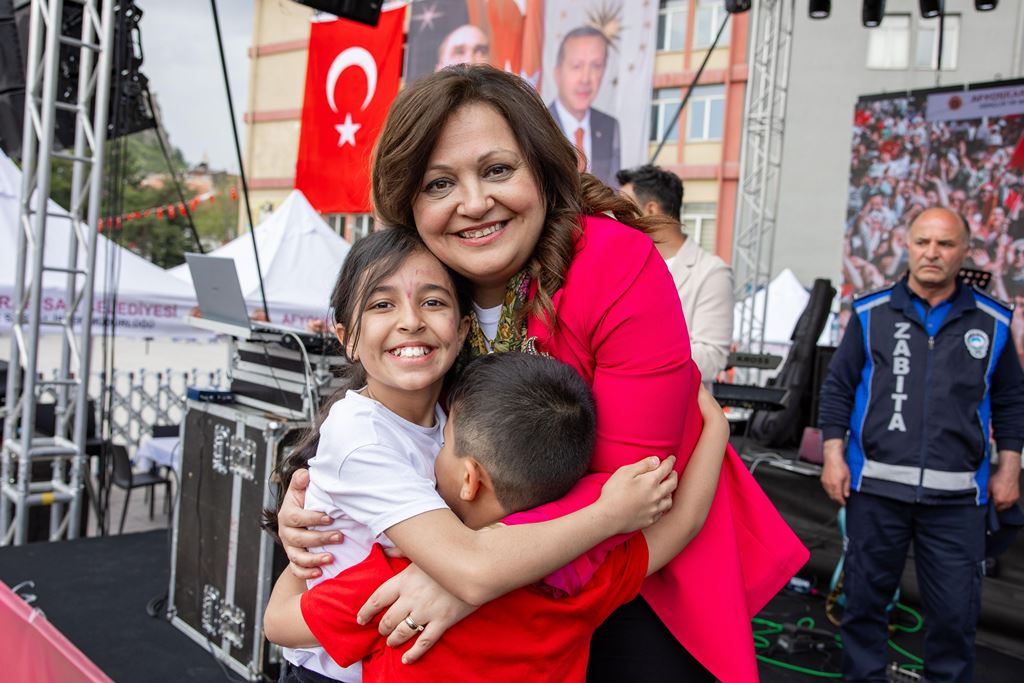 ZAFER MEYDANI ÇOCUK SESLERİYLE ŞENLENDİ