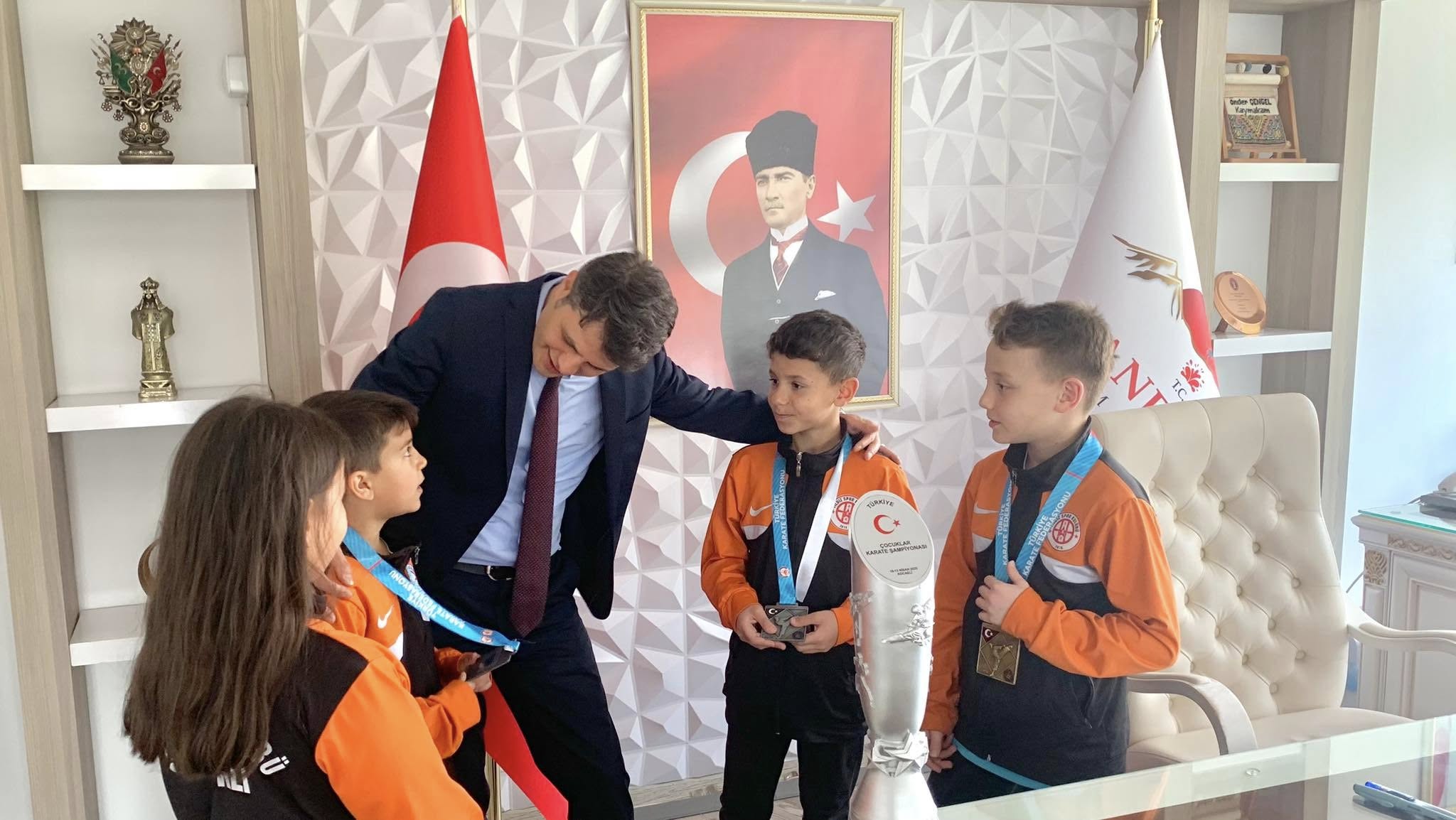 Sandıklılı Minik Karatecilerden Kaymakam Çengel’e Ziyaret