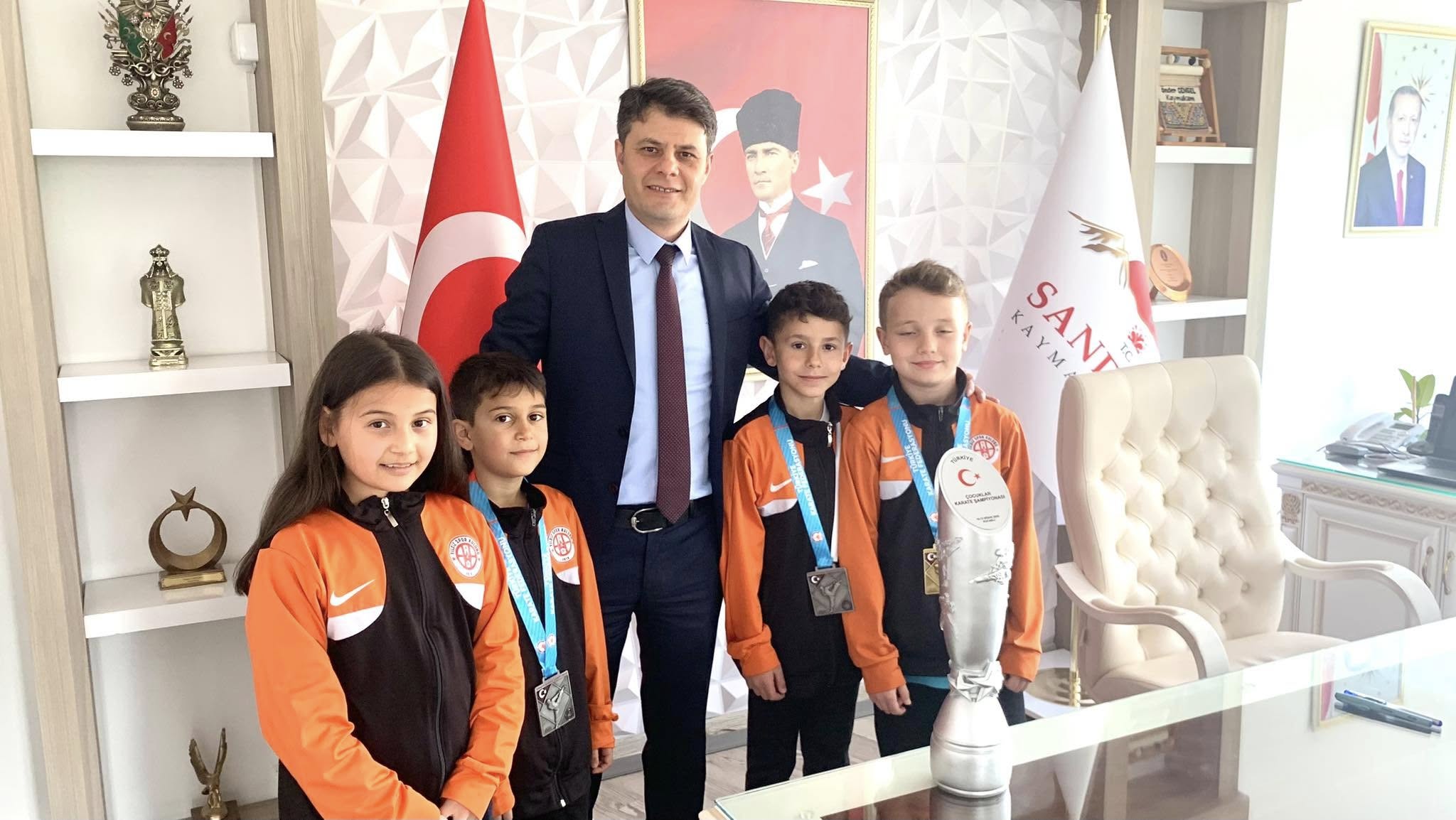 Sandıklılı Minik Karatecilerden Kaymakam Çengel’e Ziyaret