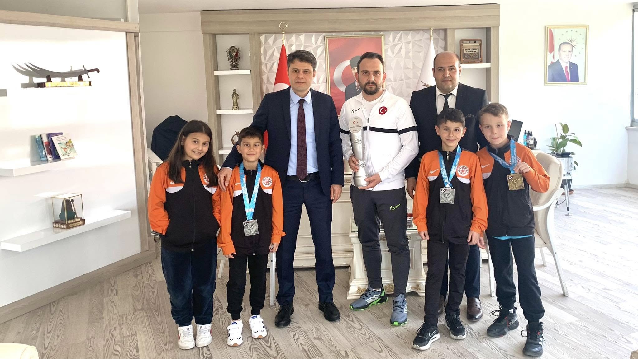 Sandıklılı Minik Karatecilerden Kaymakam Çengel’e Ziyaret