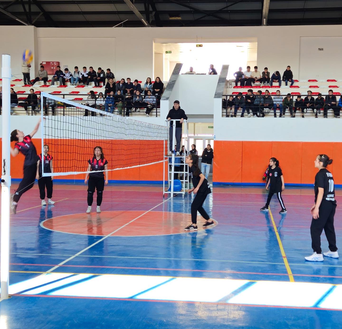 İscehisar’da Okullar Arası Spor Müsabakaları Sürüyor