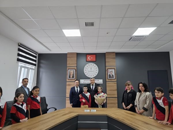 Minik Kalemlerden Büyük Şiirler! Öğrenciler Yazdıkları İlk Şiir Kitabını Müdür Sünnetci’ye Takdim Ettiler