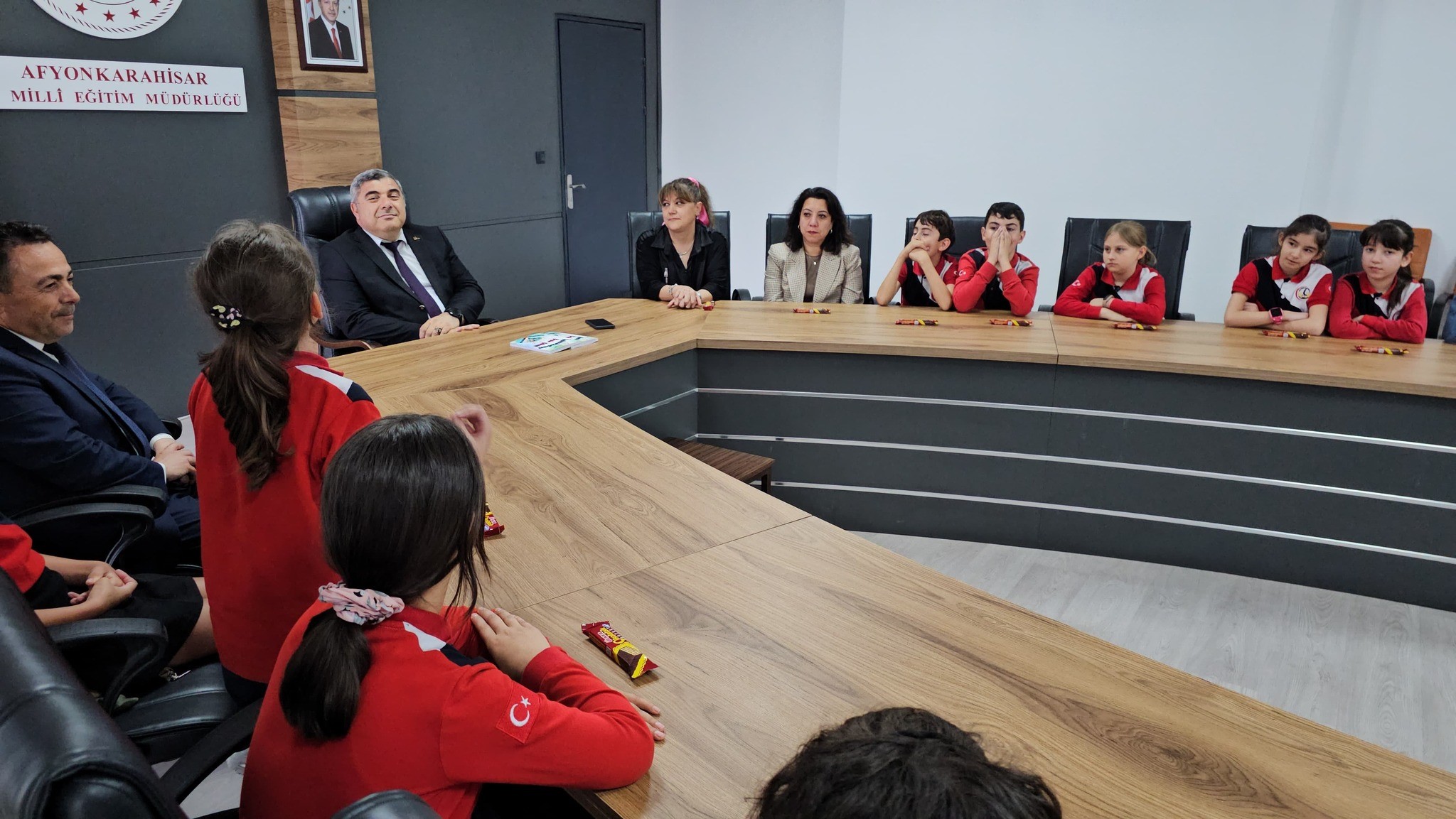 Minik Kalemlerden Büyük Şiirler! Öğrenciler Yazdıkları İlk Şiir Kitabını Müdür Sünnetci’ye Takdim Ettiler