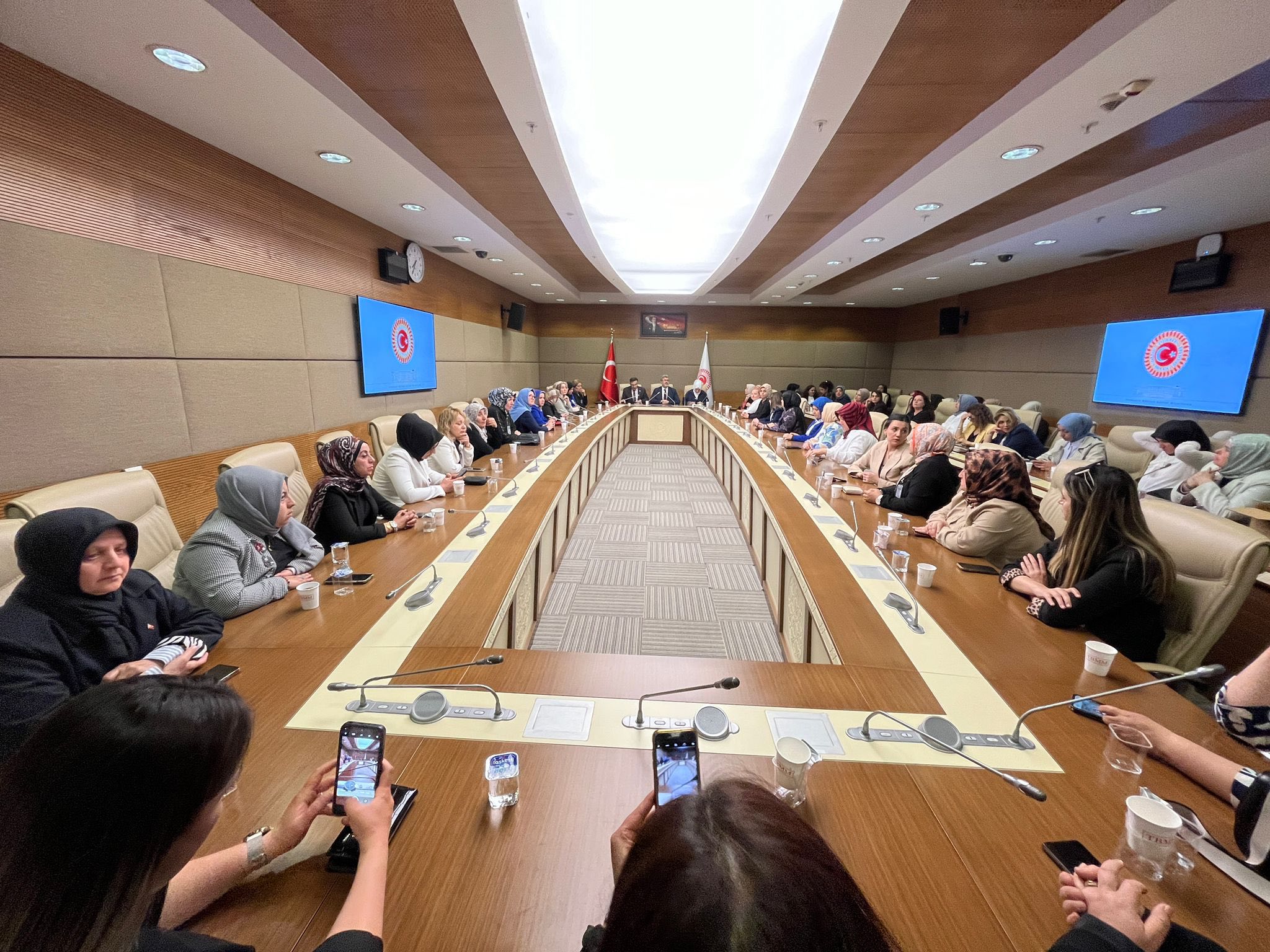 Vekiller, Kadın Kolları Heyetini Gazi Meclisinde Ağırladı
