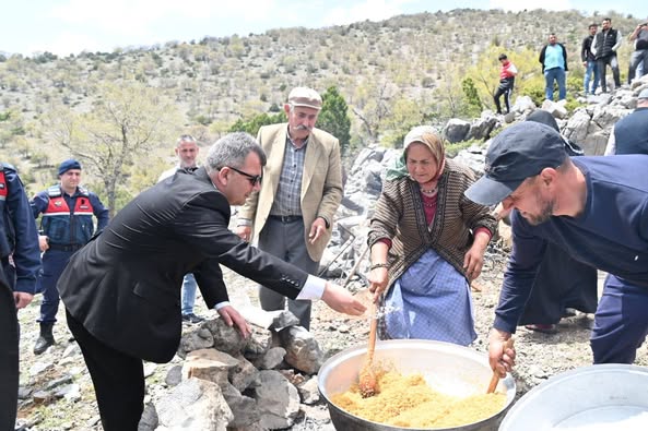 ELLER SEMAYA YAĞMUR DUASI İÇİN AÇILDI