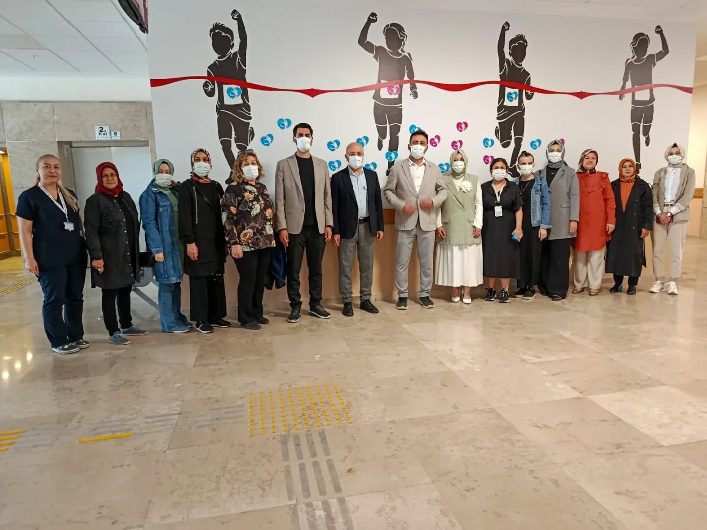 AK PARTİ HEYETİ ONKOLOJİ SERVİSİNDEKİ ANNELERİ UNUTMADI