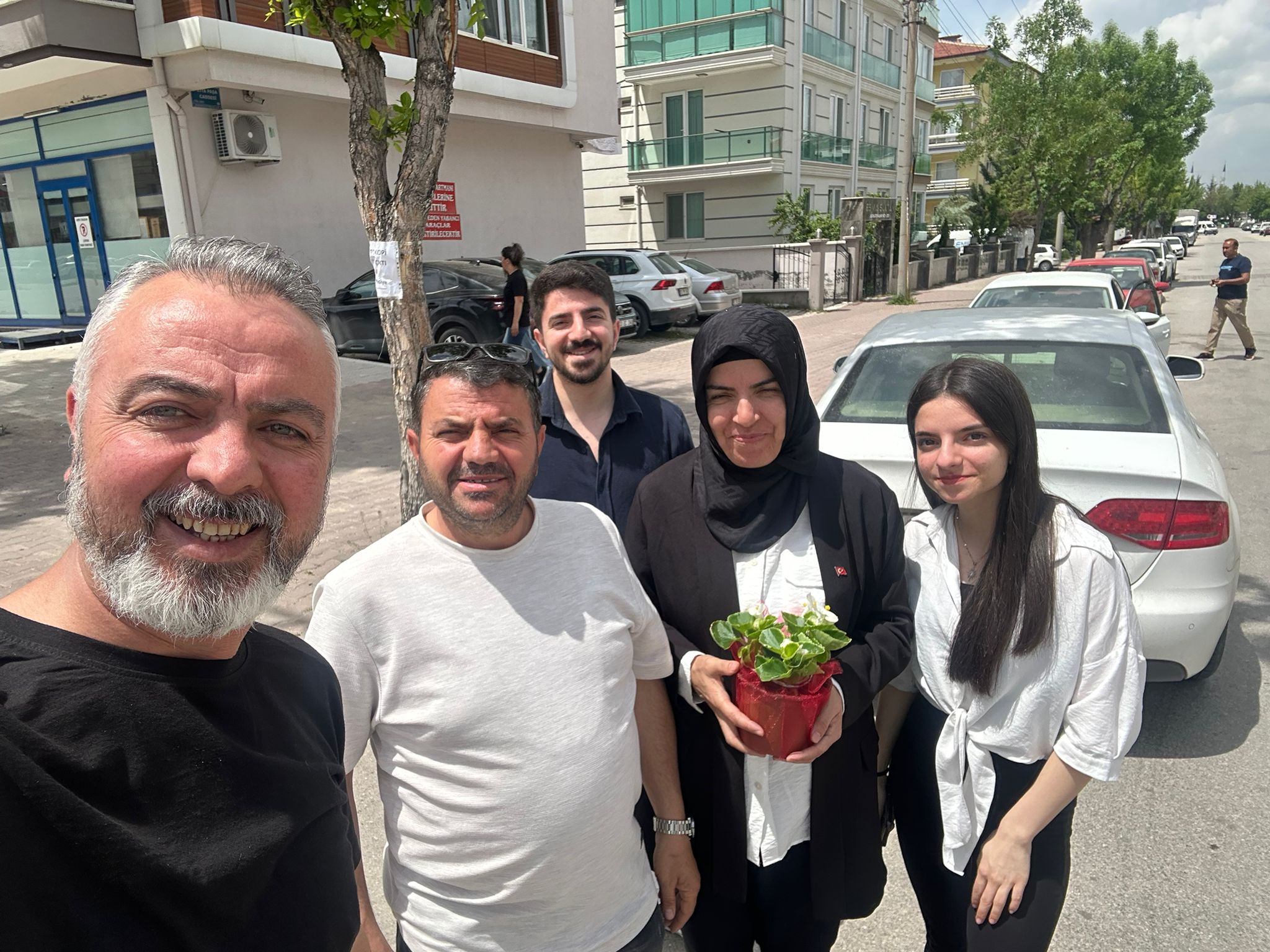 AK Parti'den Anlamlı Ziyaret: Teşkilat Üyeleri Anneler Günü’nde Kapı Kapı Çiçek Dağıttı