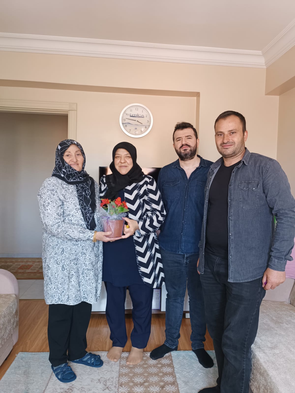 AK Parti'den Anlamlı Ziyaret: Teşkilat Üyeleri Anneler Günü’nde Kapı Kapı Çiçek Dağıttı