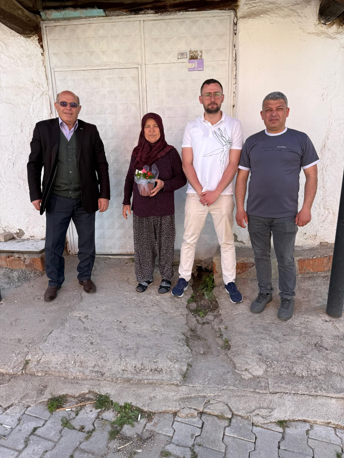 AK Parti'den Anlamlı Ziyaret: Teşkilat Üyeleri Anneler Günü’nde Kapı Kapı Çiçek Dağıttı