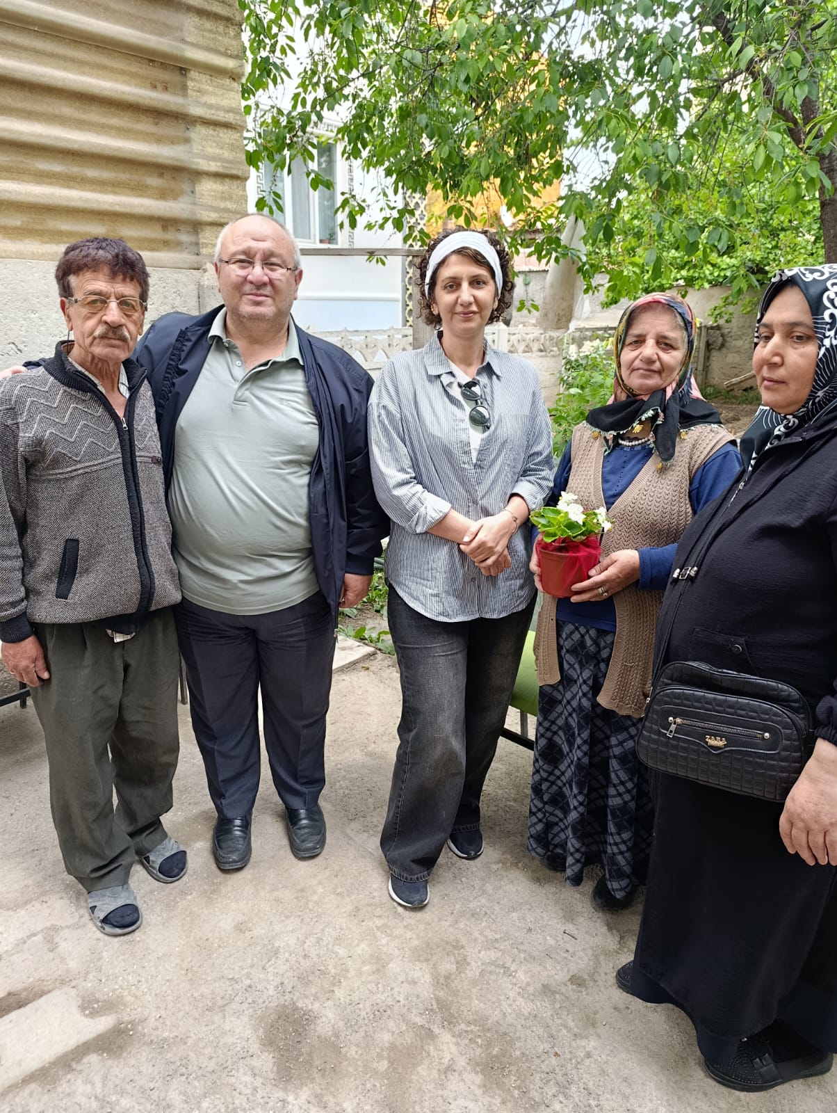 AK Parti'den Anlamlı Ziyaret: Teşkilat Üyeleri Anneler Günü’nde Kapı Kapı Çiçek Dağıttı
