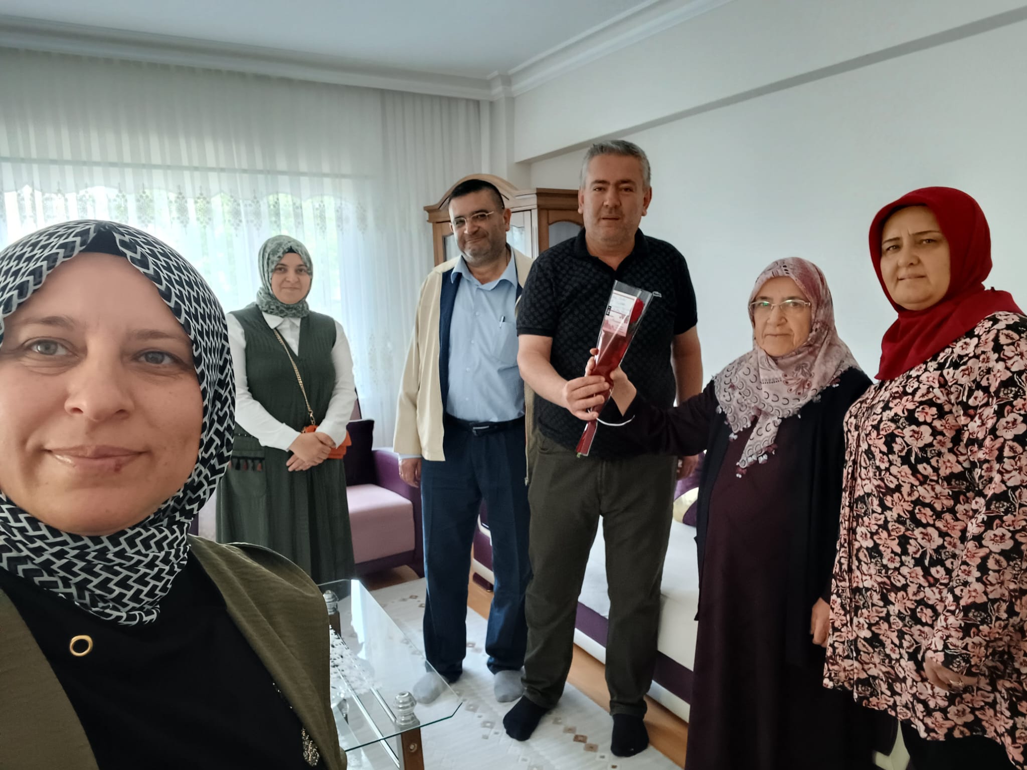 AK Parti'den Anlamlı Ziyaret: Teşkilat Üyeleri Anneler Günü’nde Kapı Kapı Çiçek Dağıttı