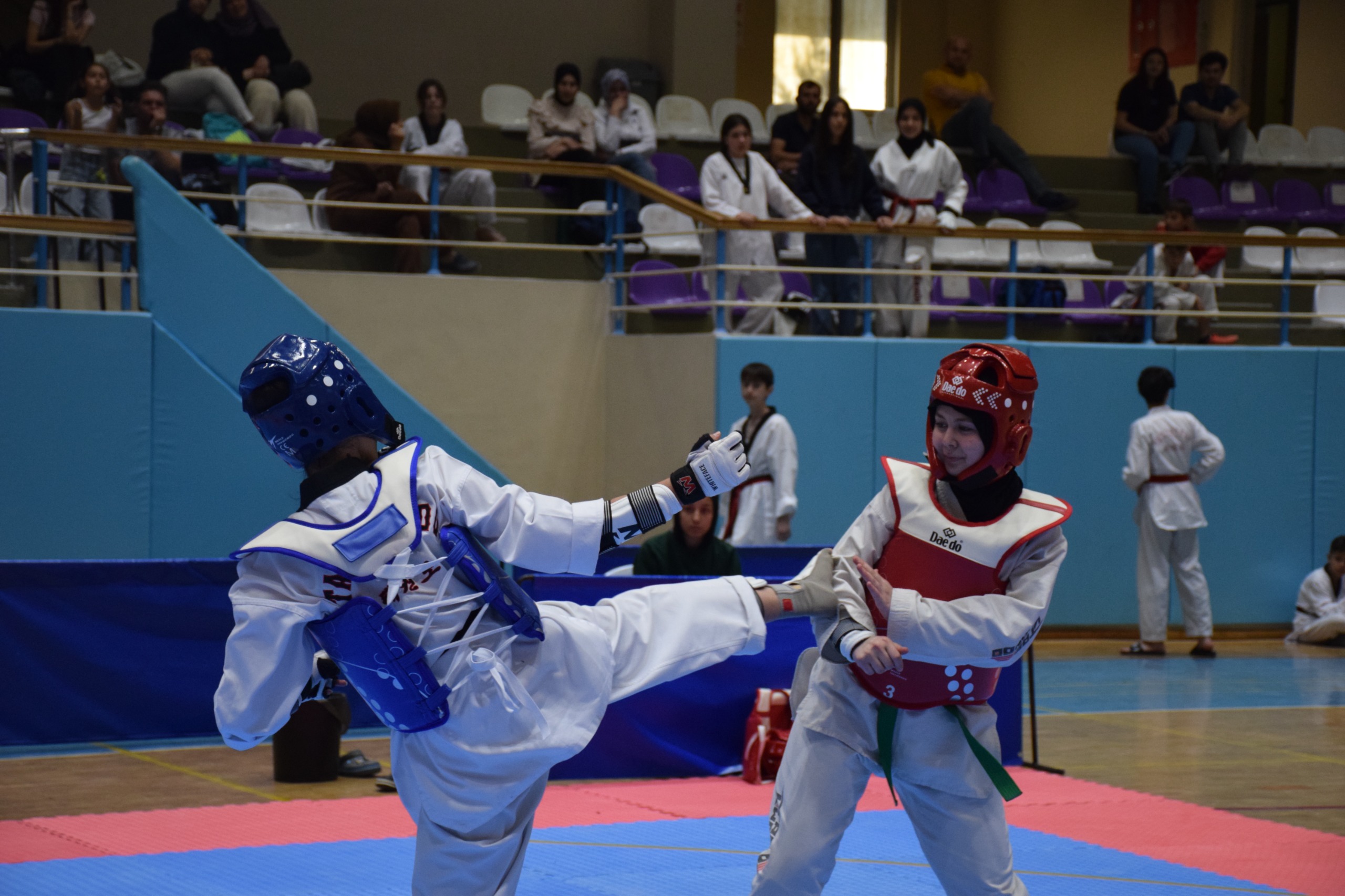 19 Mayıs Taekwondo Müsabakaları Tamamlandı: Afyonkarahisar’da Yıldız ve Genç Sporcular Madalya İçin Ter Döktü