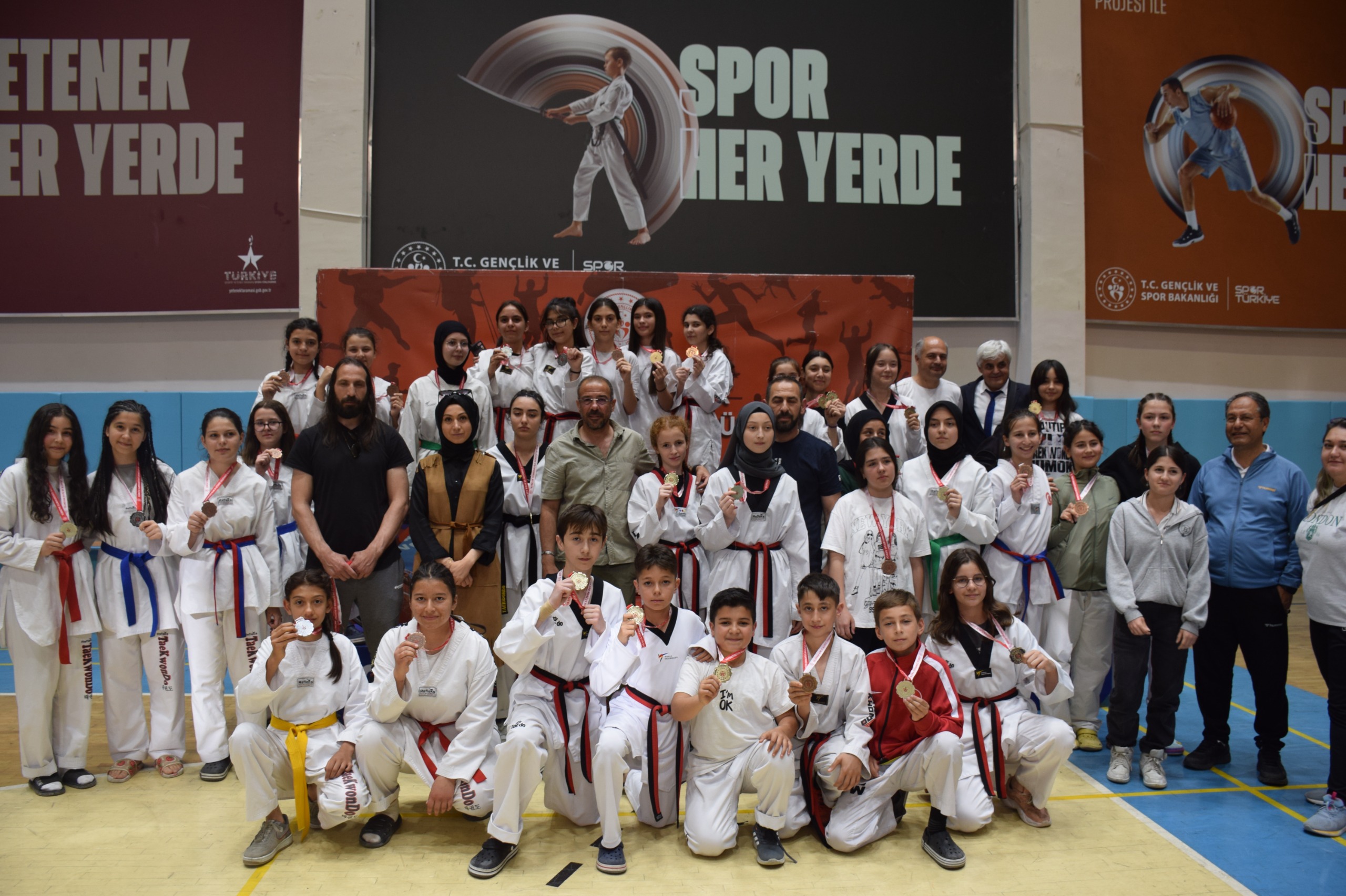 19 Mayıs Taekwondo Müsabakaları Tamamlandı: Afyonkarahisar’da Yıldız ve Genç Sporcular Madalya İçin Ter Döktü