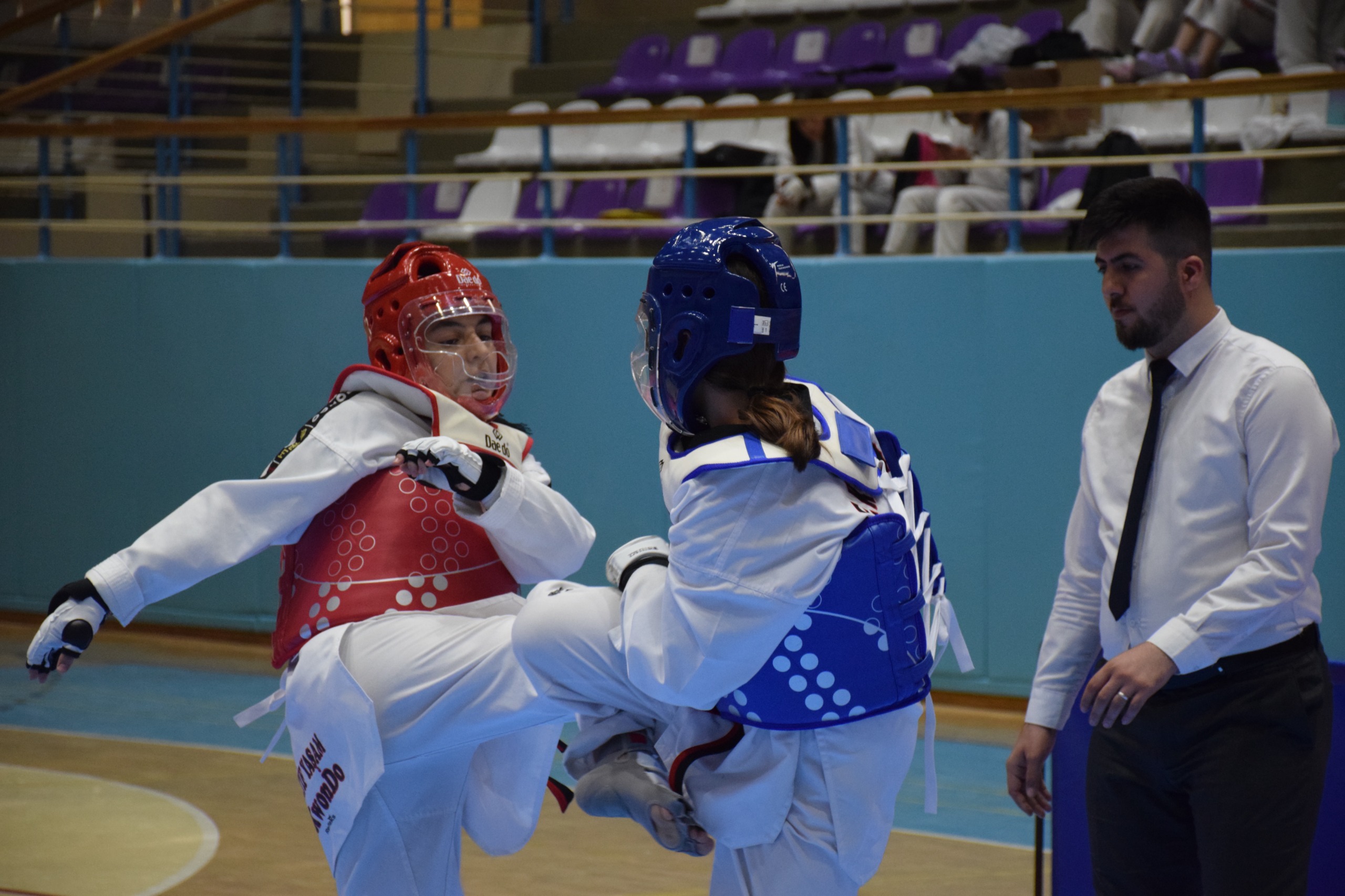 19 Mayıs Taekwondo Müsabakaları Tamamlandı: Afyonkarahisar’da Yıldız ve Genç Sporcular Madalya İçin Ter Döktü