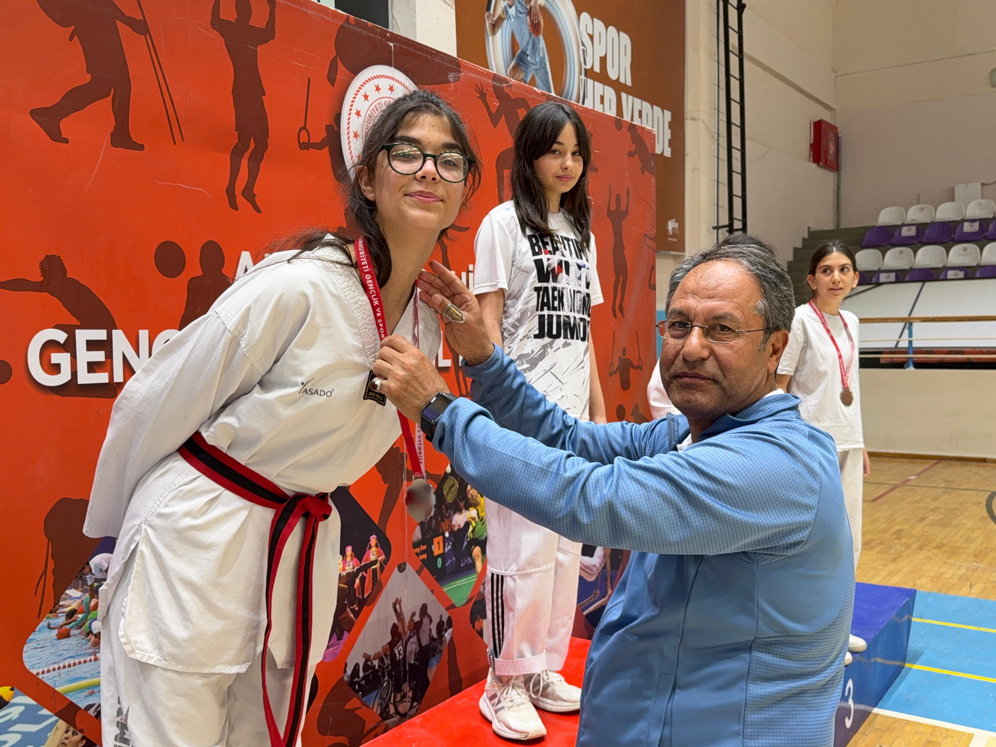 19 Mayıs Taekwondo Müsabakaları Tamamlandı: Afyonkarahisar’da Yıldız ve Genç Sporcular Madalya İçin Ter Döktü