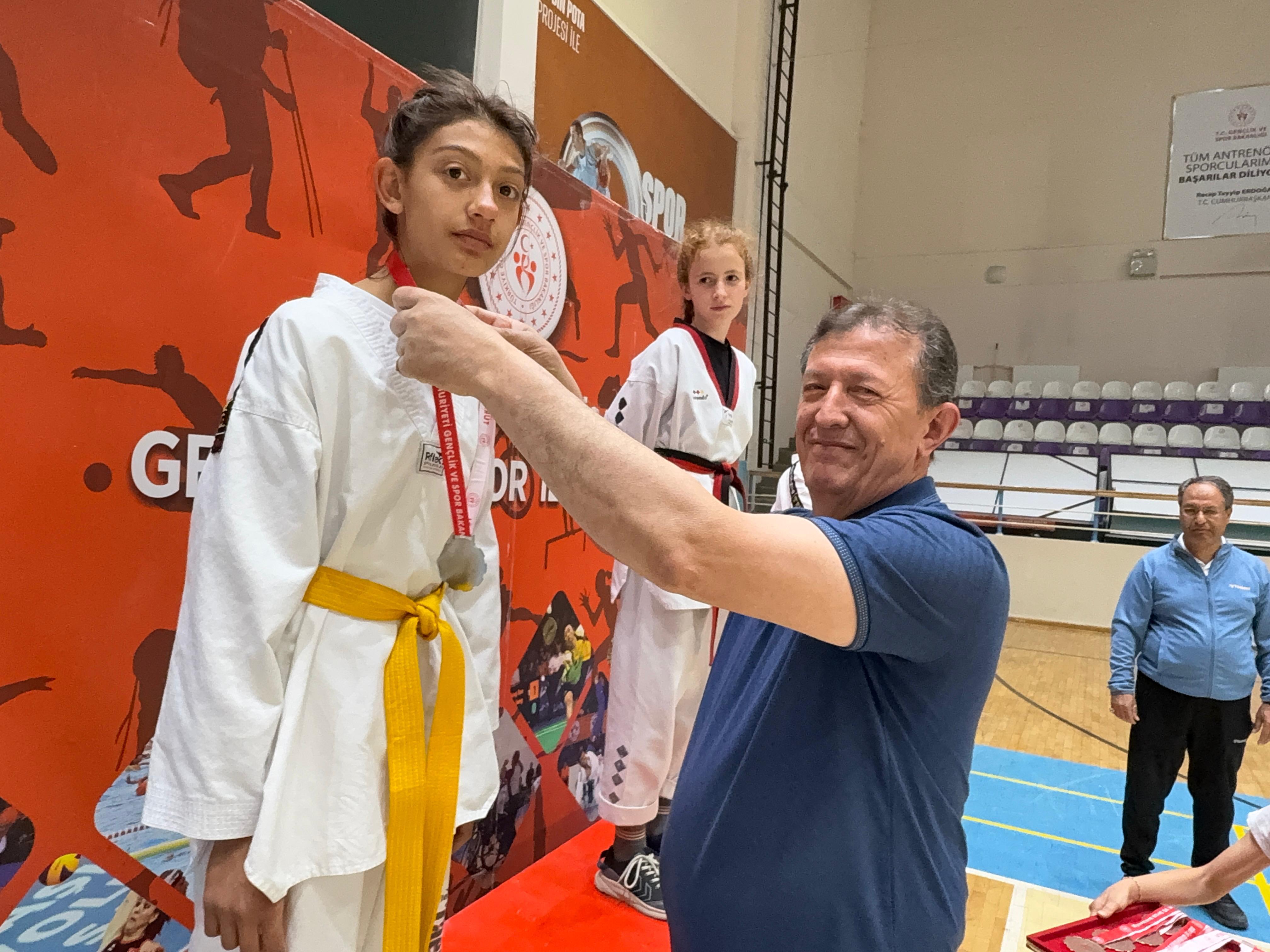 19 Mayıs Taekwondo Müsabakaları Tamamlandı: Afyonkarahisar’da Yıldız ve Genç Sporcular Madalya İçin Ter Döktü