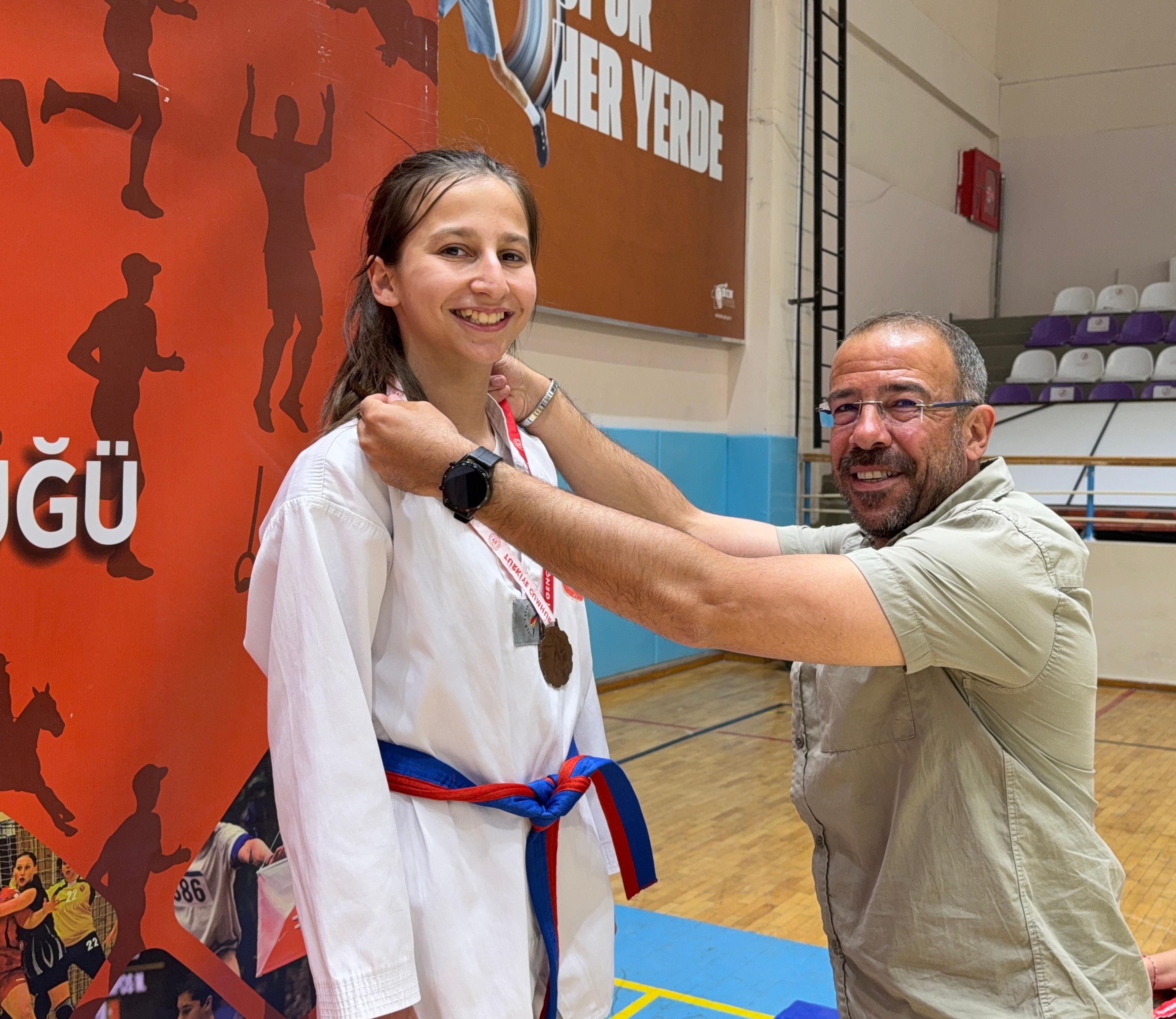 19 Mayıs Taekwondo Müsabakaları Tamamlandı: Afyonkarahisar’da Yıldız ve Genç Sporcular Madalya İçin Ter Döktü