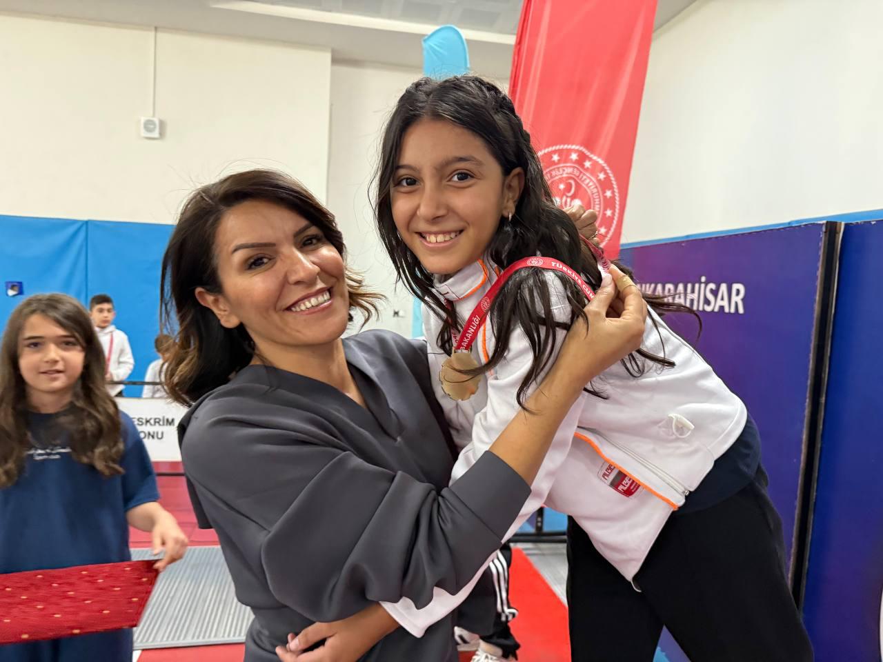 Afyonkarahisar’da Eskrim İl Birinciliği Müsabakaları Sonuçlandı: Genç Eskrimciler Türkiye Şampiyonası’na Gidiyor!