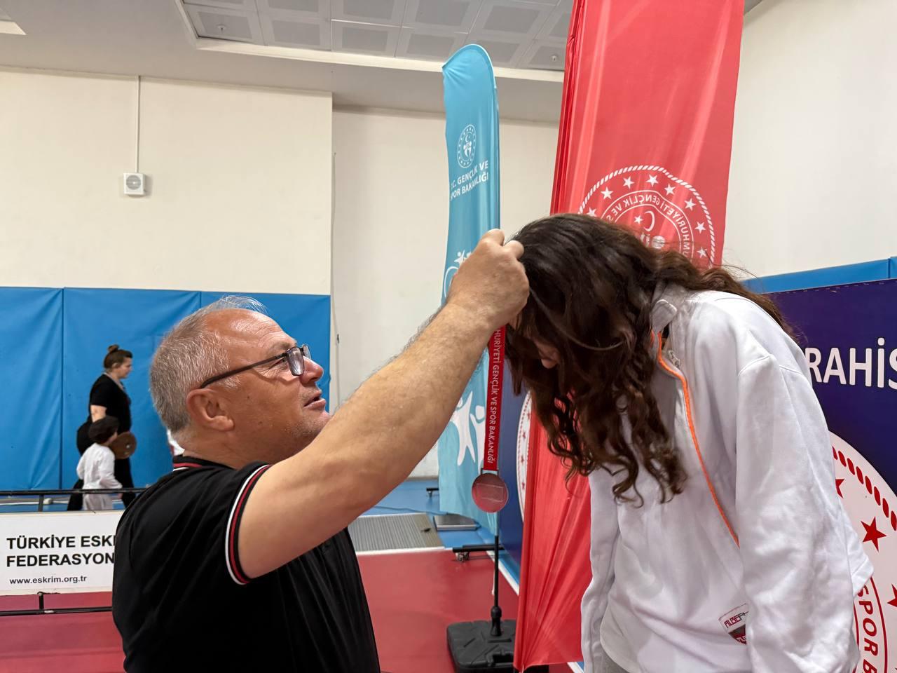 Afyonkarahisar’da Eskrim İl Birinciliği Müsabakaları Sonuçlandı: Genç Eskrimciler Türkiye Şampiyonası’na Gidiyor!
