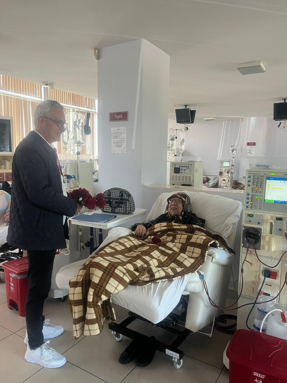 Vali Yiğitbaşı’nın Himayelerinde “Şifa Buluşmaları” Sürüyor:  Anneler ve Hemşireler Unutulmadı, Diyaliz Hastalarına Moral Ziyareti Yapıldı