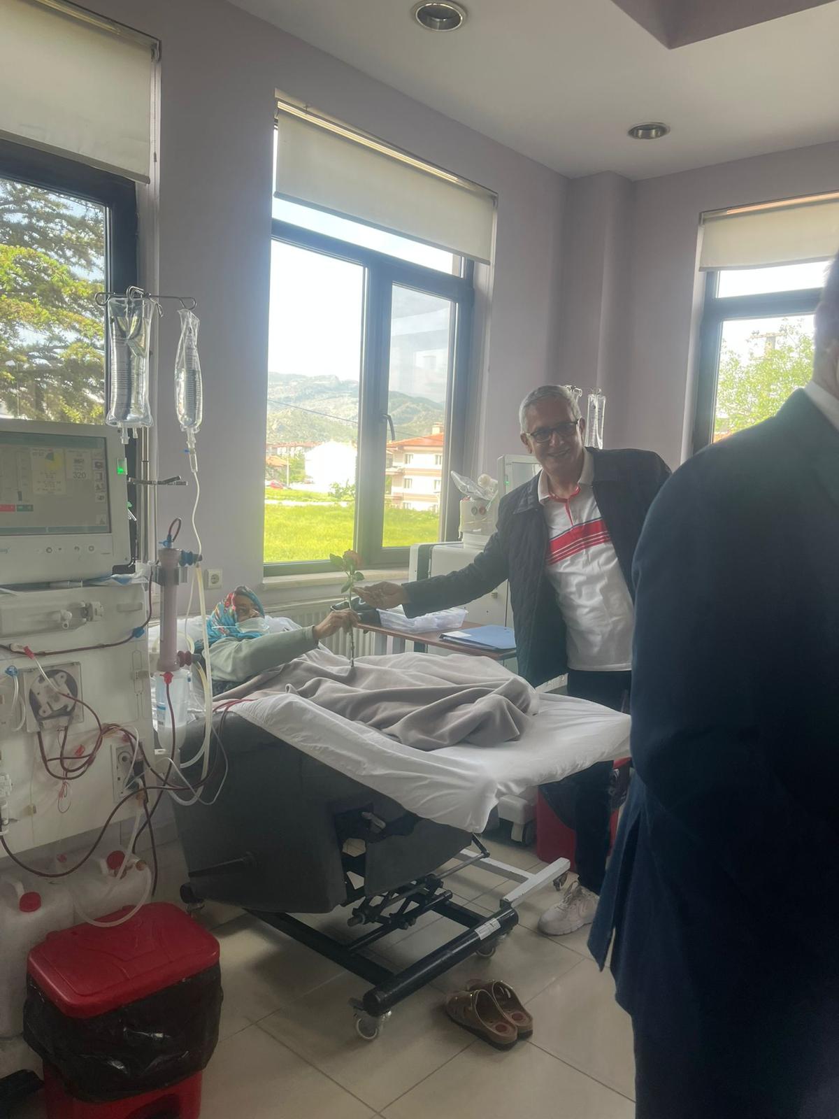 Vali Yiğitbaşı’nın Himayelerinde “Şifa Buluşmaları” Sürüyor:  Anneler ve Hemşireler Unutulmadı, Diyaliz Hastalarına Moral Ziyareti Yapıldı