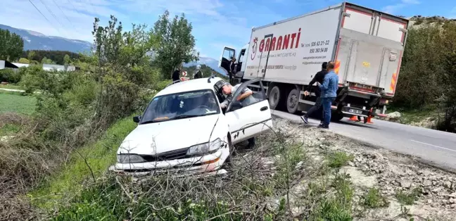 Araç Takla Attı 3 Kişi Ölümden Döndü