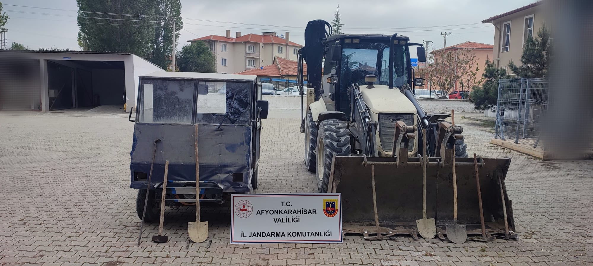 Kaçak Kazıya Jandarma Darbesi: İş makinasıyla kazı yapan 2 kişi suçüstü yakalandı