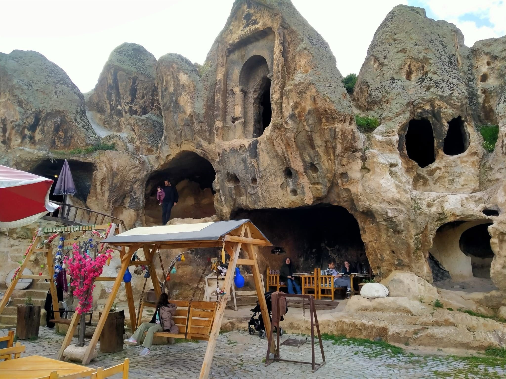 Frig Vadisi'nin Kalbinde Turizm Sezonu Açıldı: Ayazini Köyü Bu Yıl 700 Bin Ziyaretçiyi Ağırlamaya Hazırlanıyor