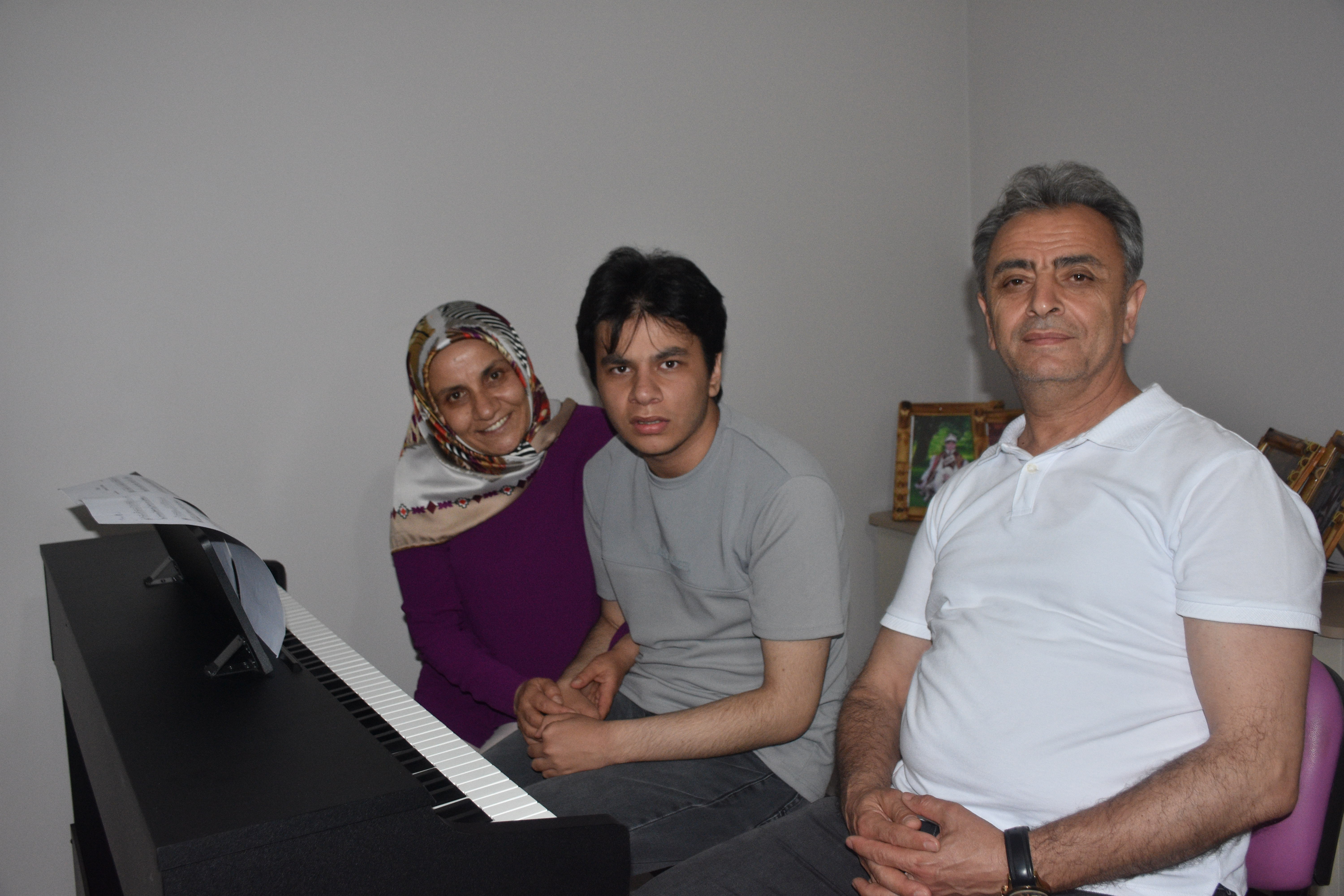 Otizmli Samet Ege, Piyanoyla Hayallere Yol Alıyor! 500 Parçayı Ezbere Çalan Genç Yetenek, Konservatuvar İçin Gün Sayıyor