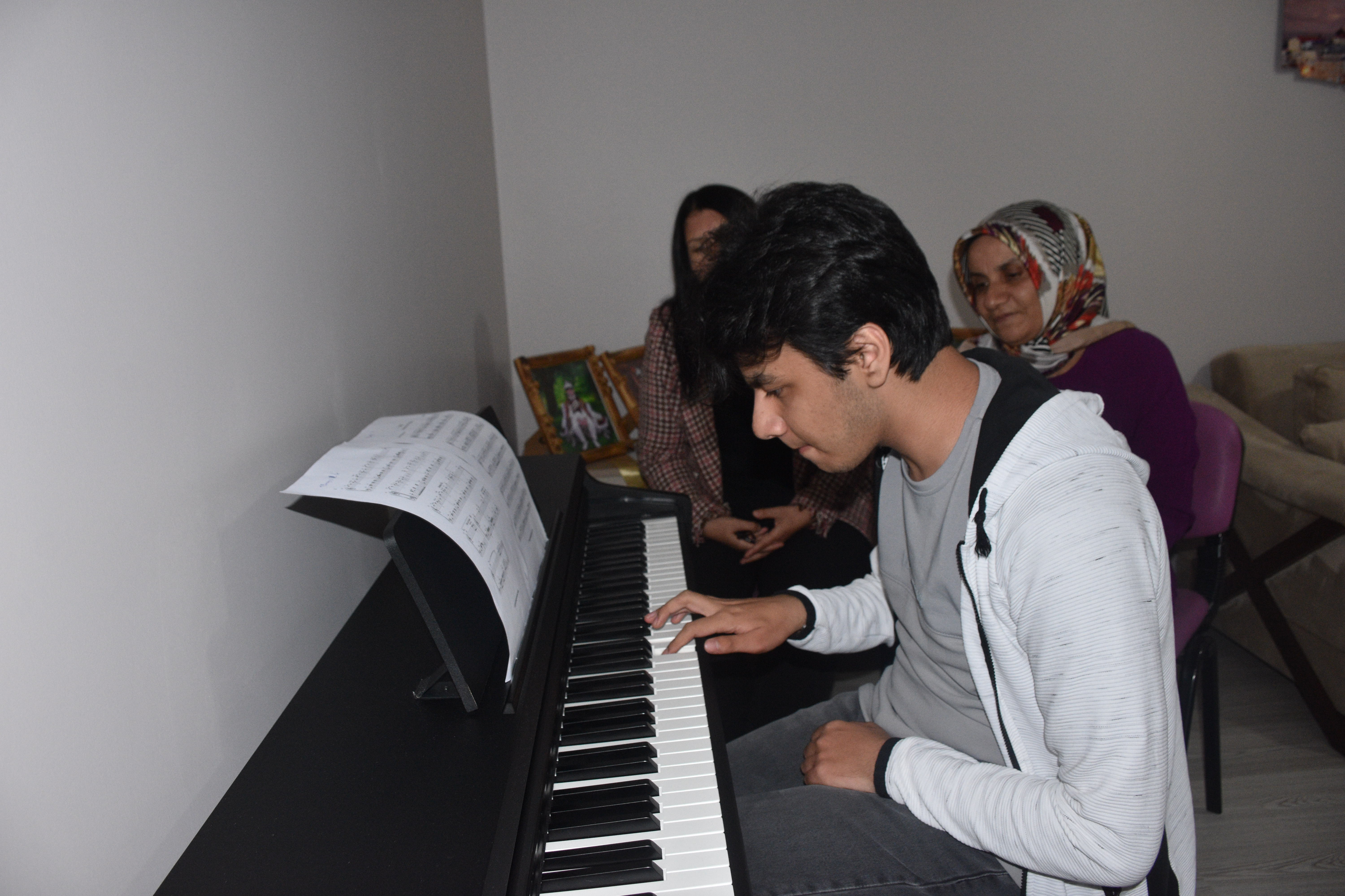 Otizmli Samet Ege, Piyanoyla Hayallere Yol Alıyor! 500 Parçayı Ezbere Çalan Genç Yetenek, Konservatuvar İçin Gün Sayıyor