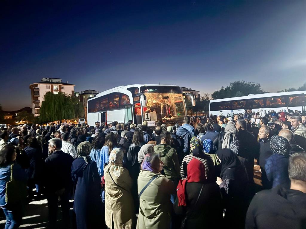 AFYONKARAHİSAR’DA 66 HACI ADAYI DUALARLA KUTSAL TOPRAKLARA UĞURLANDI