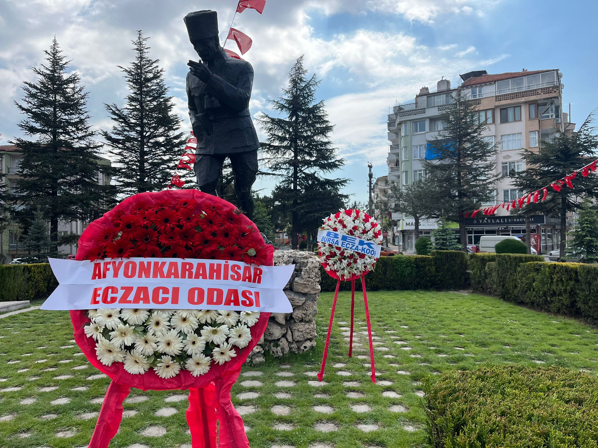 Bilimsel Eczacılık 186 Yaşında! Eczacılar Atatürk Anıtı’nda Buluştu