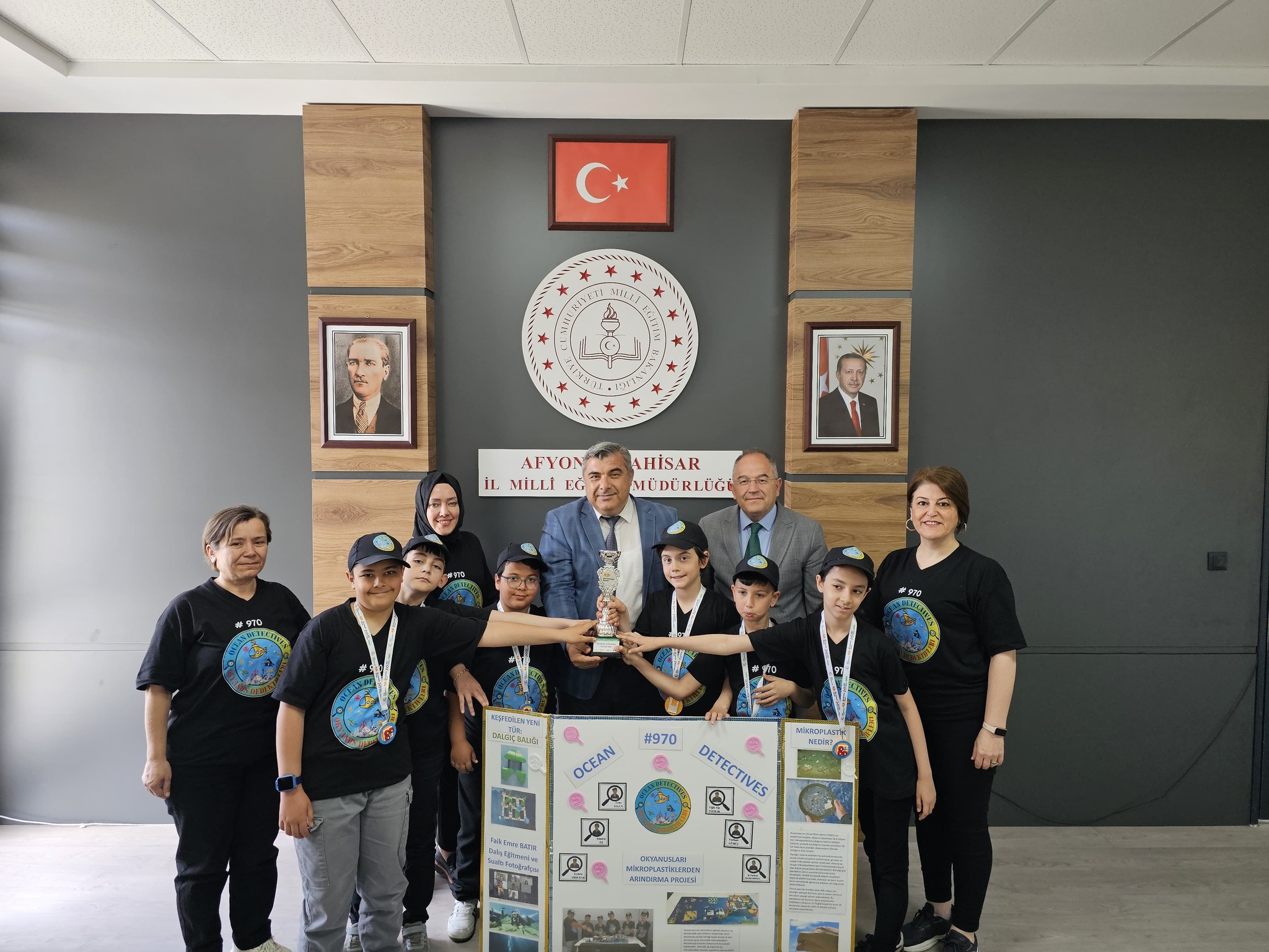 Minik Mucitlerden Müdür Sünnetci’ye Kupa Ziyareti