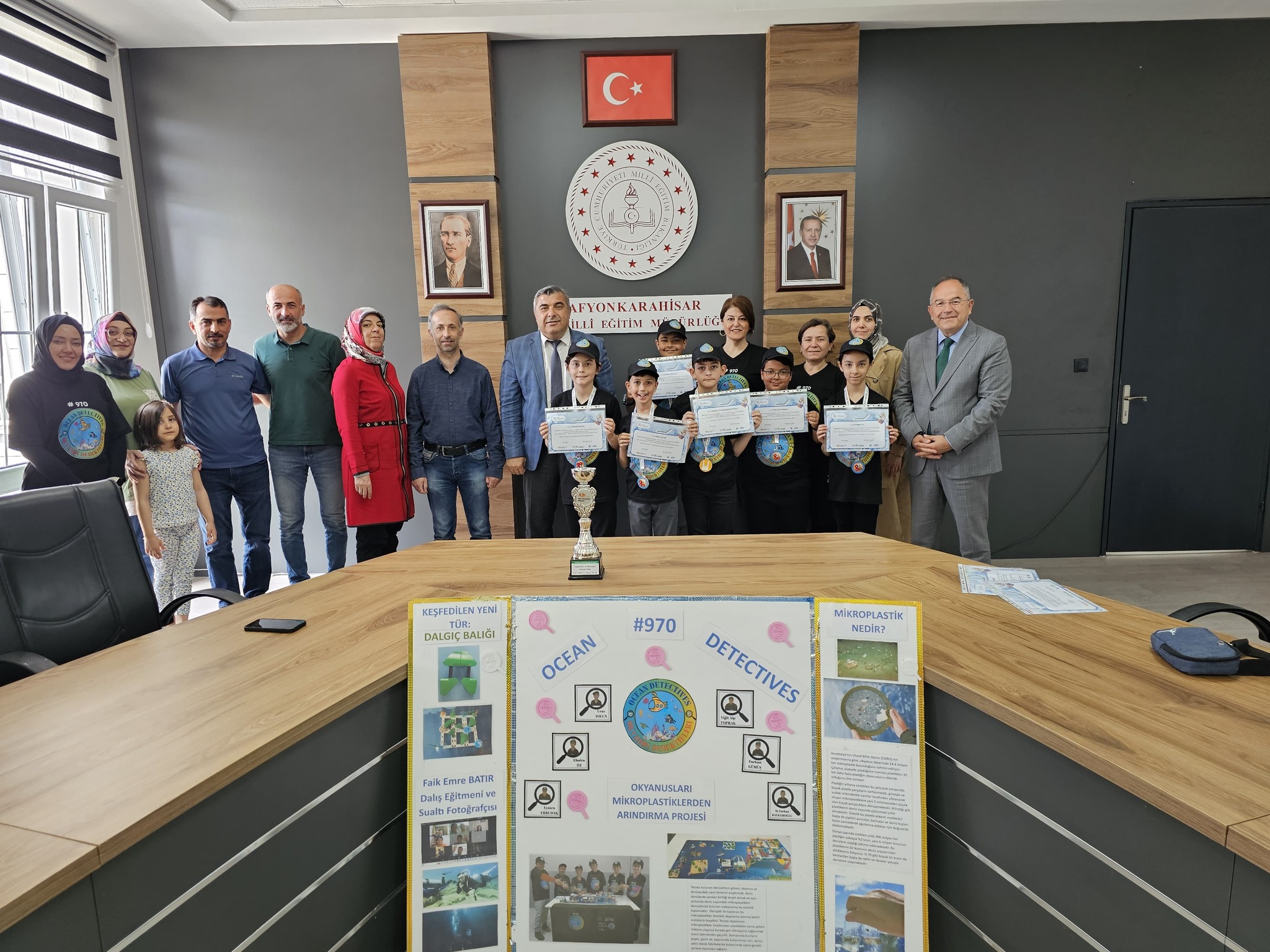 Minik Mucitlerden Müdür Sünnetci’ye Kupa Ziyareti