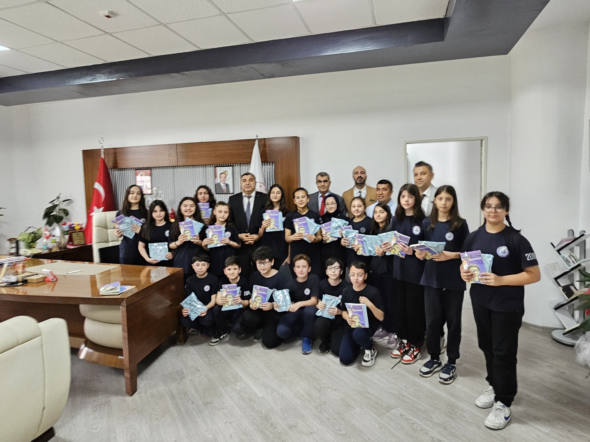 Genç Kalemlerden Müdür Sünnetci’ye Anlamlı Hediye